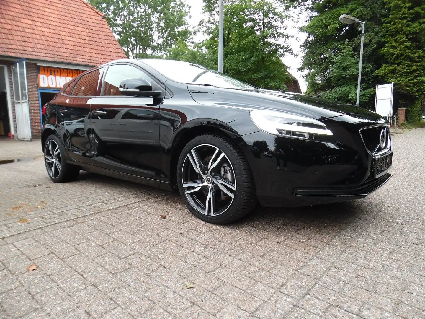 Volvo V40 Momentum*Navi*SZH Schwarz - 1
