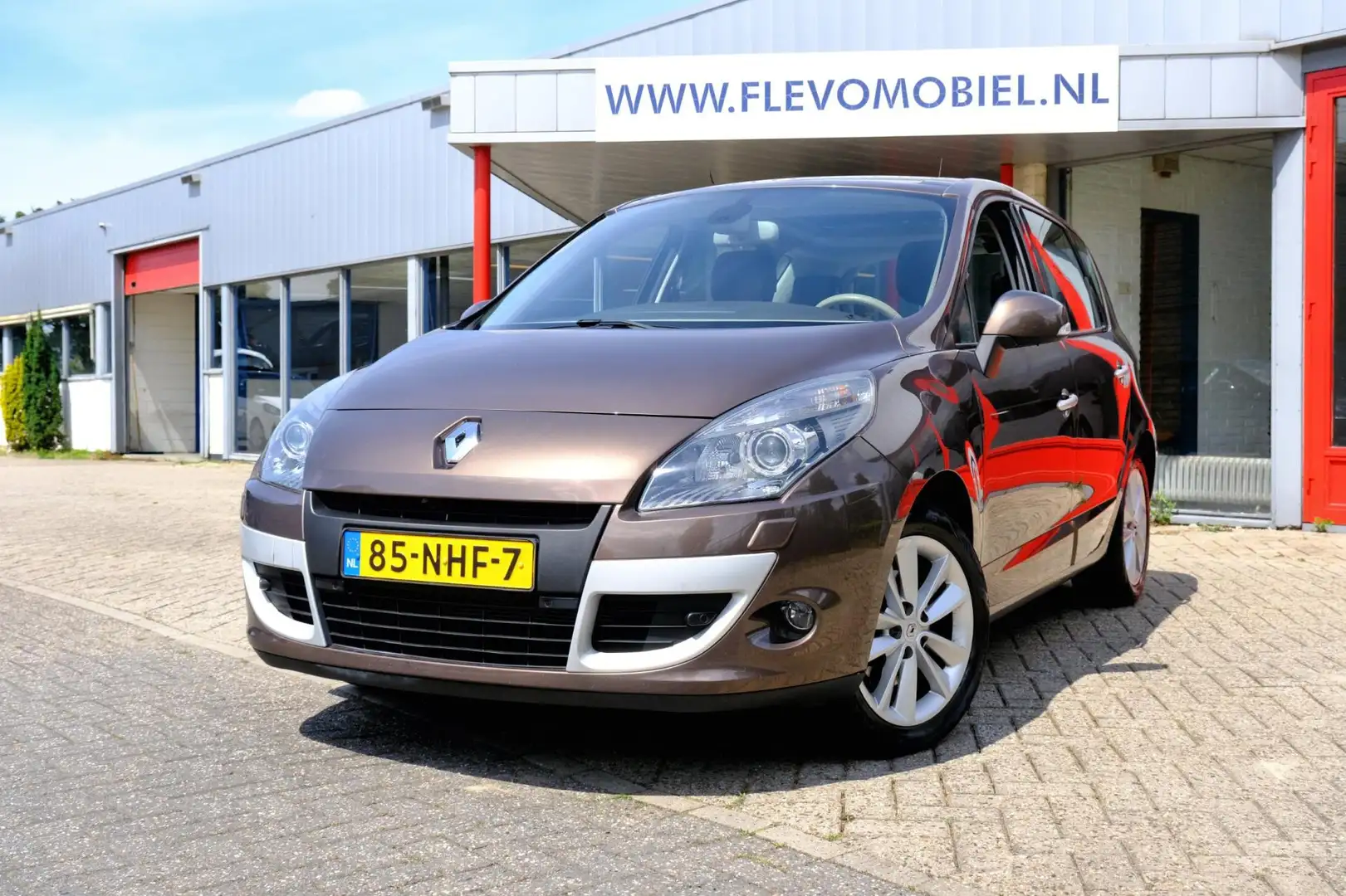 Renault Scenic 2.0 140pk Privilege Aut. Pano|Xenon|Leder|LMV Bruin - 1