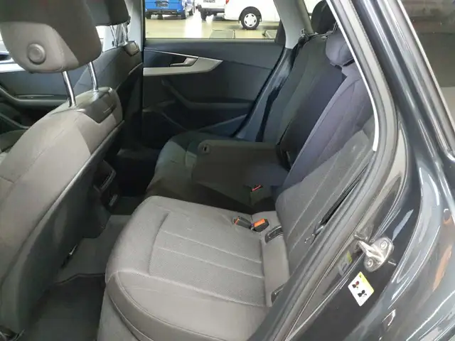 Audi A4 view 14