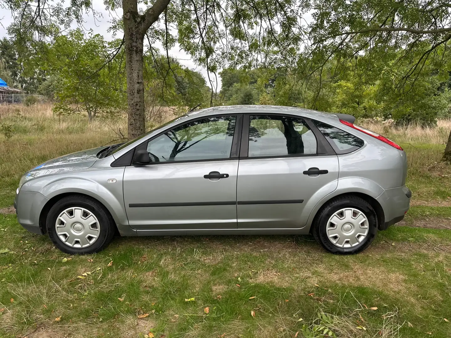 Ford Focus 1.6-16V Trend AUTOMAAT apk t/m 15-11-2026 Gris - 2