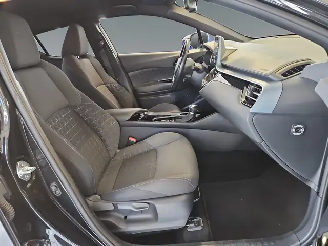 Toyota C-HR view 11
