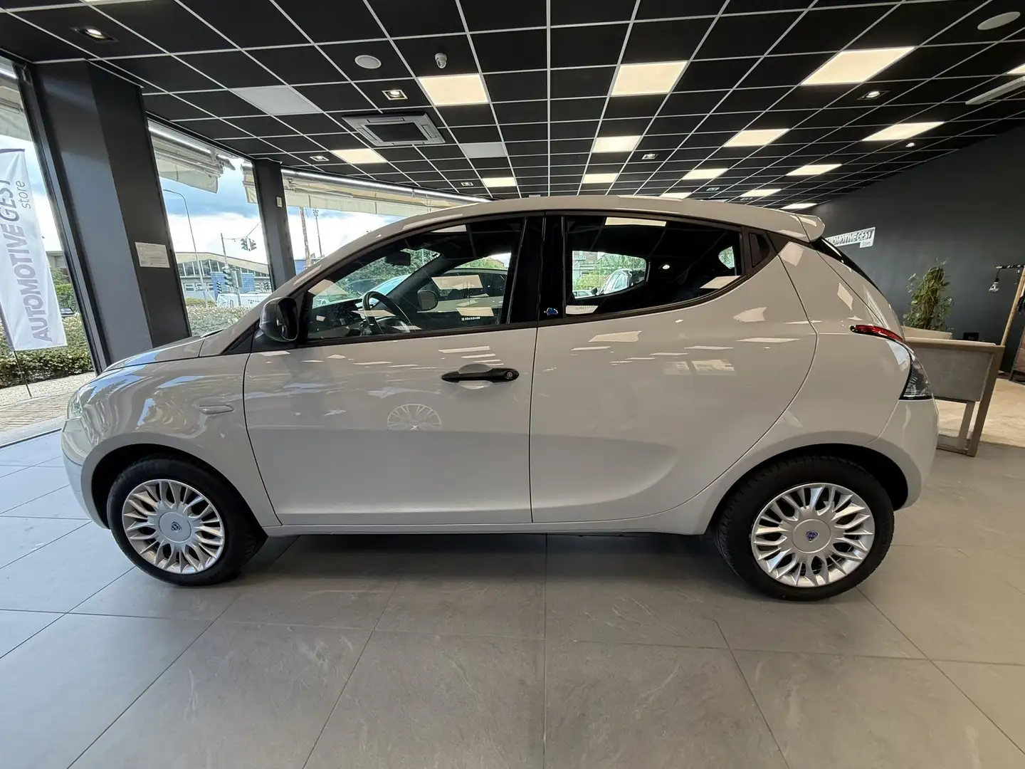 Lancia Ypsilon Ypsilon 1.2 69 CV 5 porte GPL Ecochic Elefantino Grijs - 2