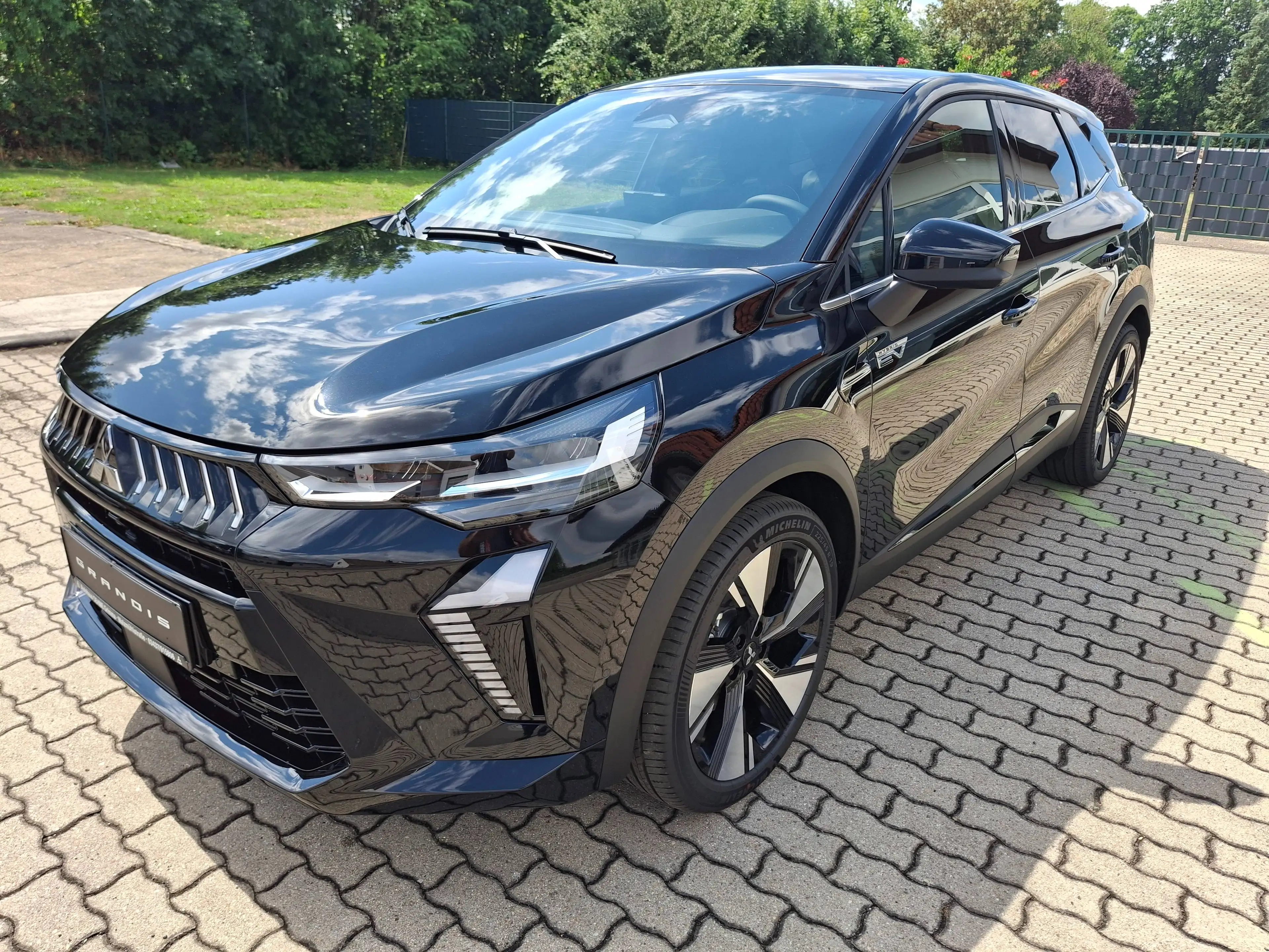 Mitsubishi Grandis 1,8 Hybrid Top — photo 3