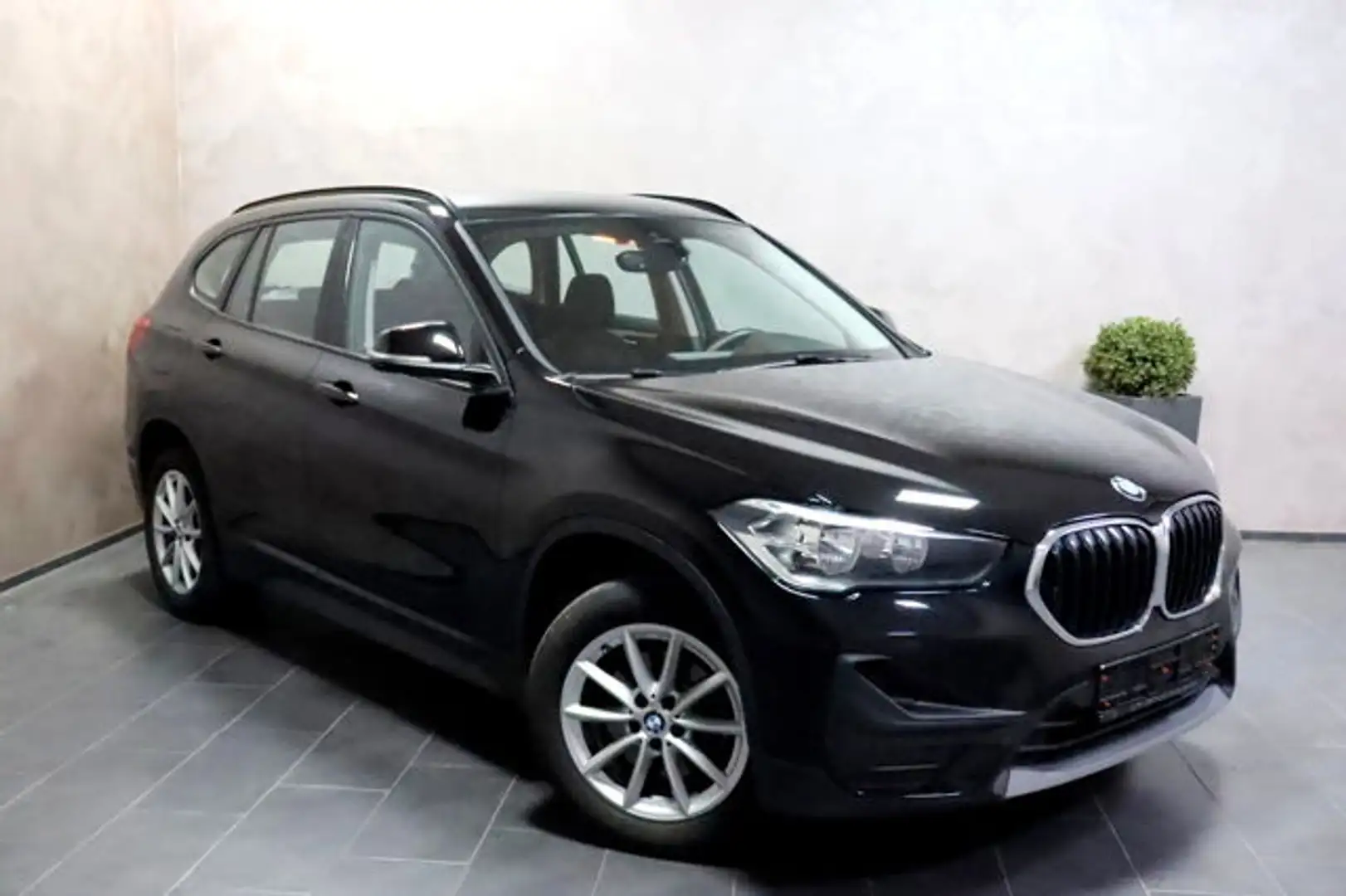 BMW X1 18 Advantage AHK TEMP PDC NAVI LED EL.Heckkl. Negro - 2