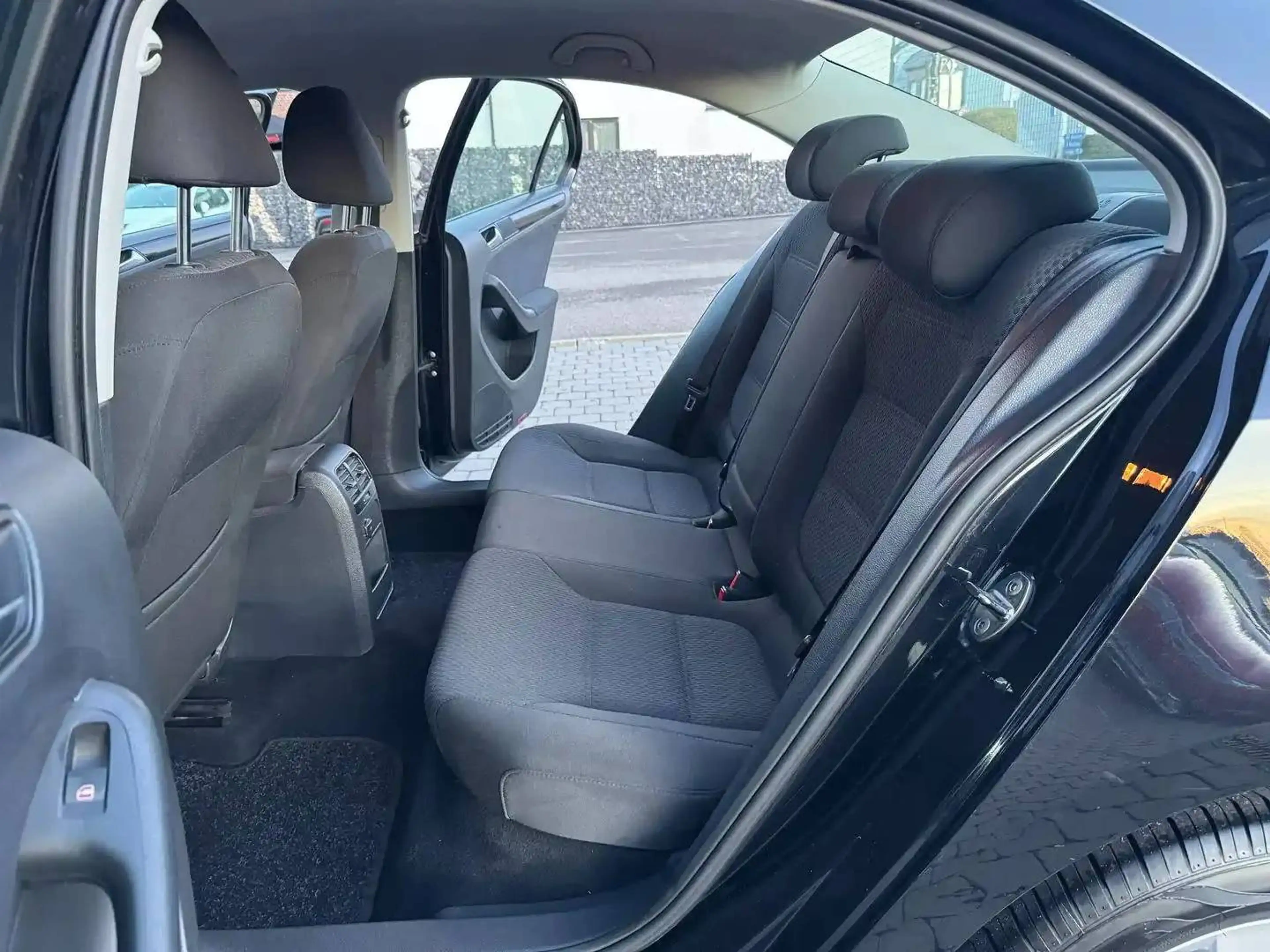 Volkswagen Jetta 1.6 TDi *GARANTIE 12 MOIS*1er PROPRIETAIRE* — photo 10