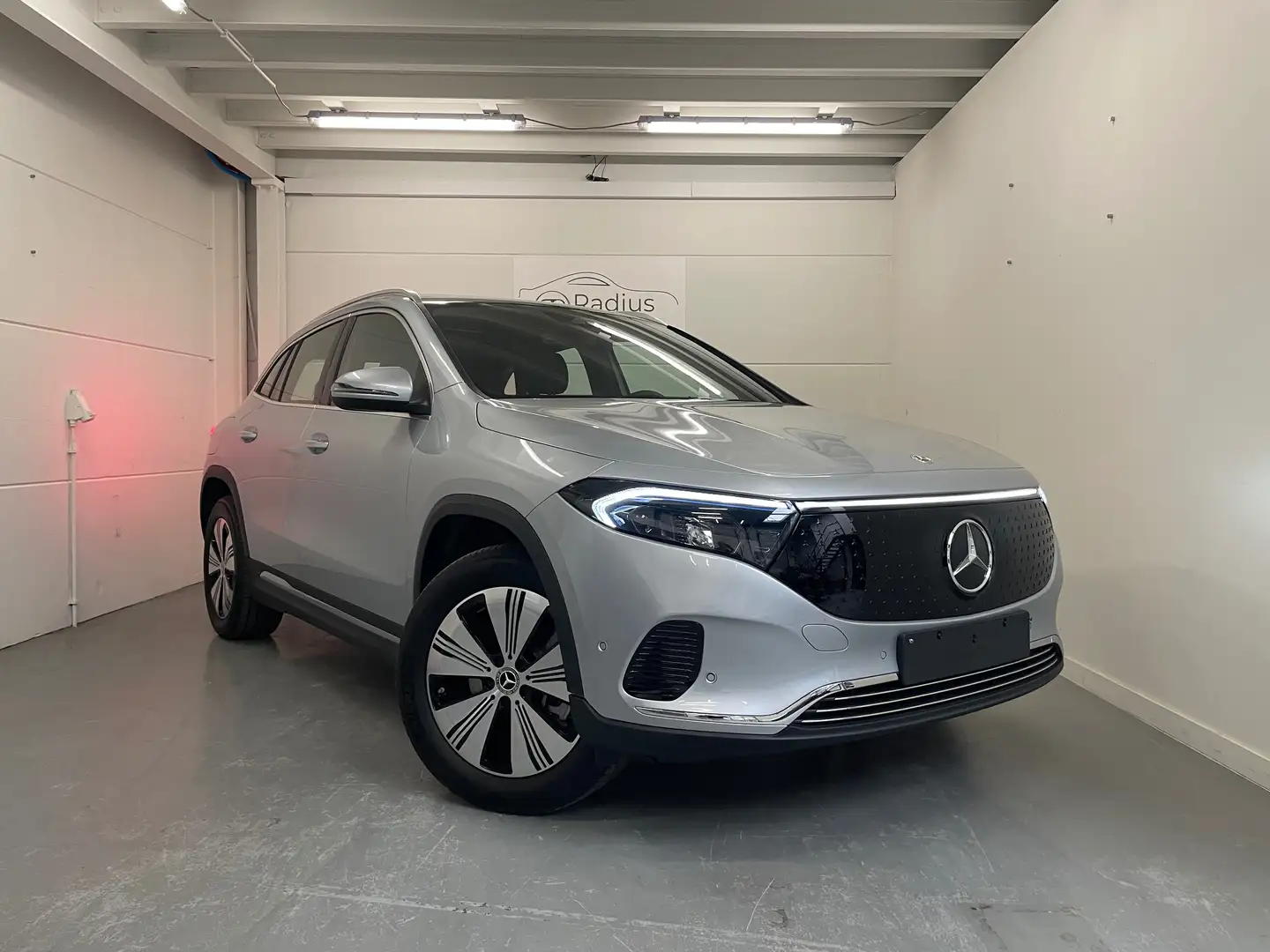 Mercedes-Benz EQA 350 EQA 350 4Matic Zilver - 2
