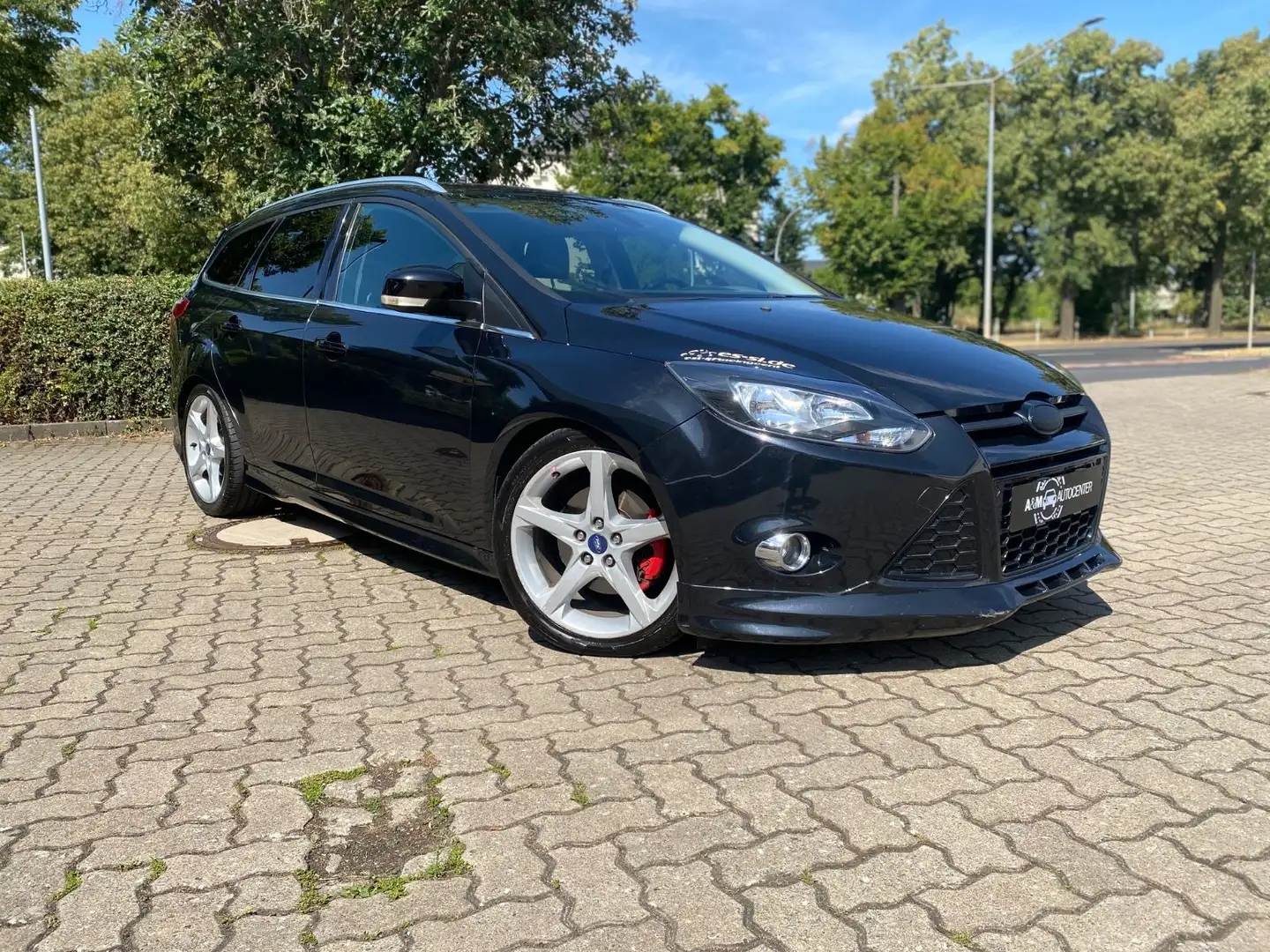 Ford Focus Turnier Titanium Schwarz - 1