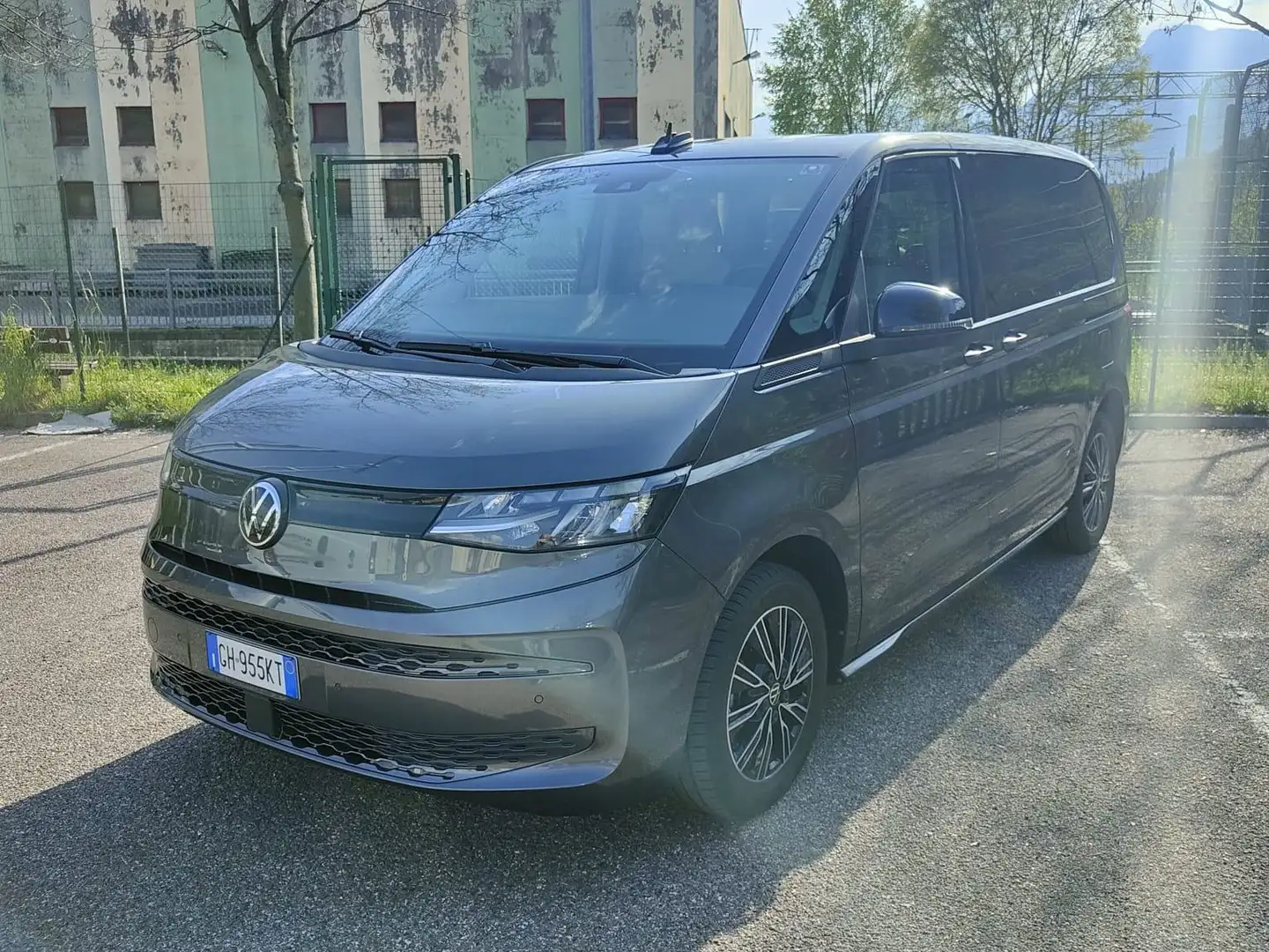 Volkswagen T7 Multivan 1.4 tsi hy Space dsg 7p Grigio - 2