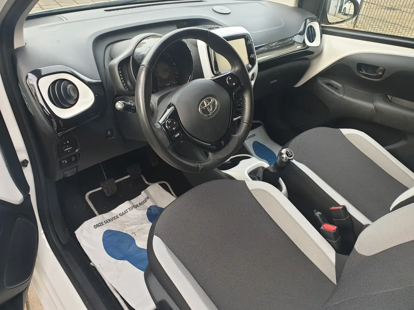 Toyota Aygo 1.0 VVT-i x-pure lage kilometerstand Bianco - 2