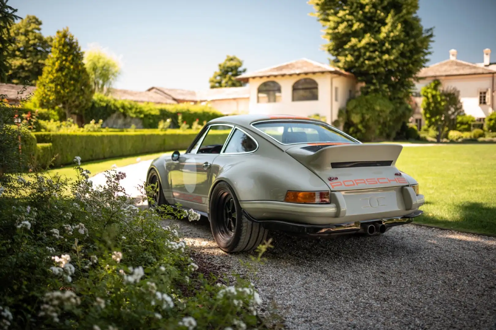 Porsche 964 911 Coupe 3.3 Turbo Restomod Бежевий - 2