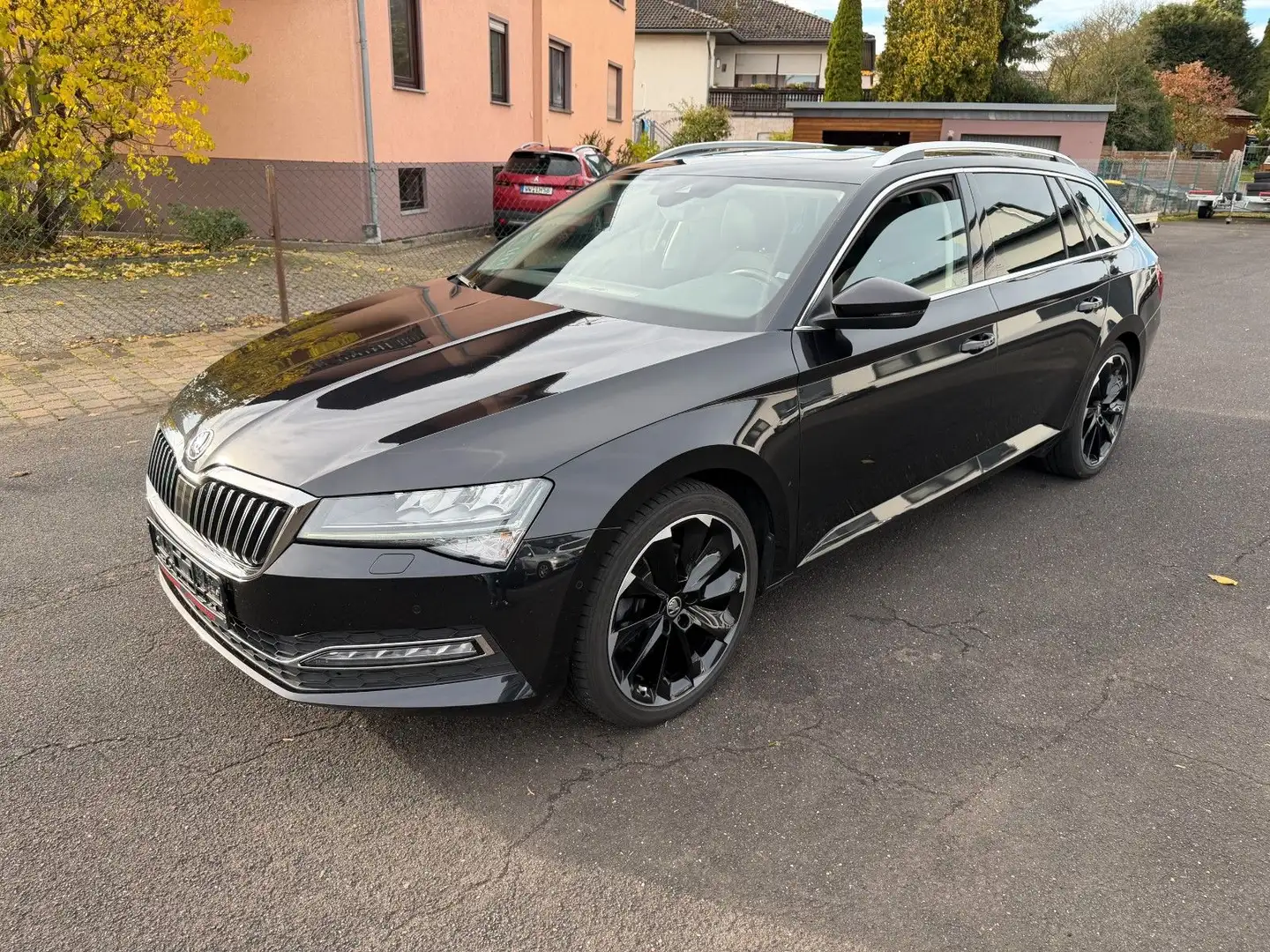 Skoda Superb Combi 4x4 Standheiz.+AHK+Pano+E.Sitze+19" Schwarz - 1