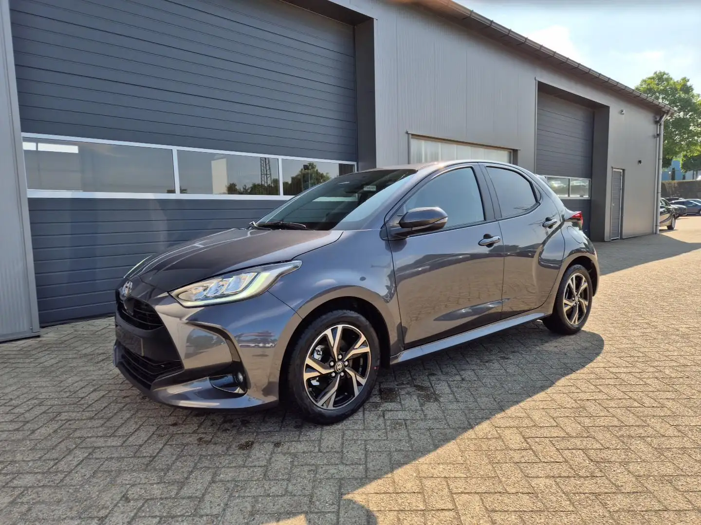 Toyota Yaris 1.5VVT-iE 116PS Automatik Teamplayer Klimaautom... Grau - 1