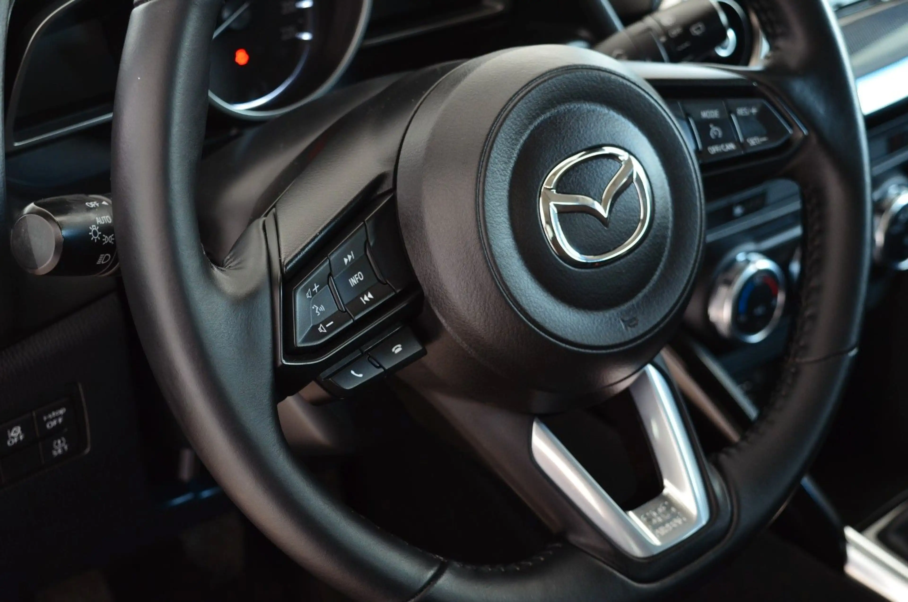 Mazda 2 Lim. Kizoku | Navi | PDC+Kamera | Sitzheizung — photo 4