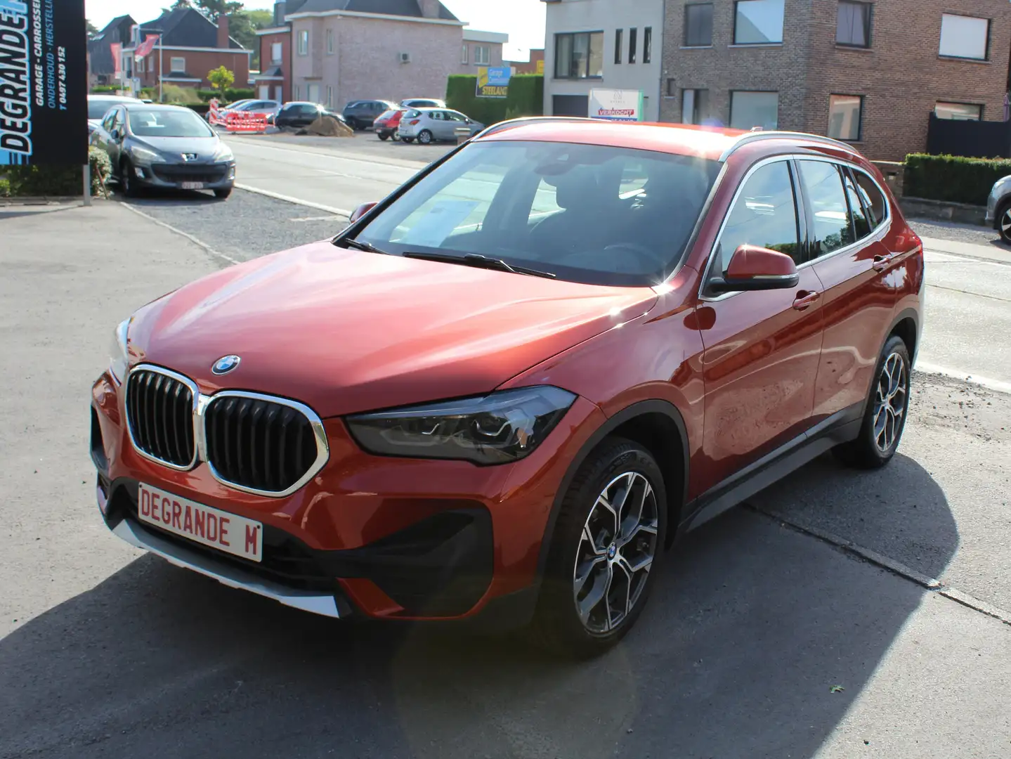 BMW X1 sDrive16d Aut Sport Line met garantie Oranje - 2