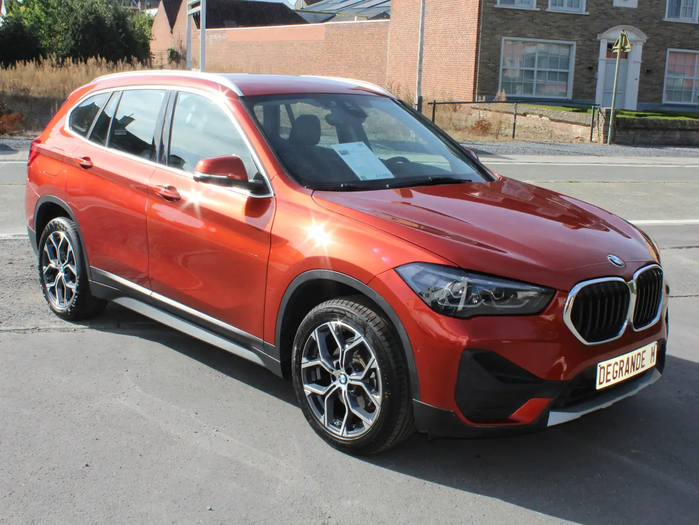 BMW X1 sDrive16d Aut Sport Line met garantie Oranje - 1