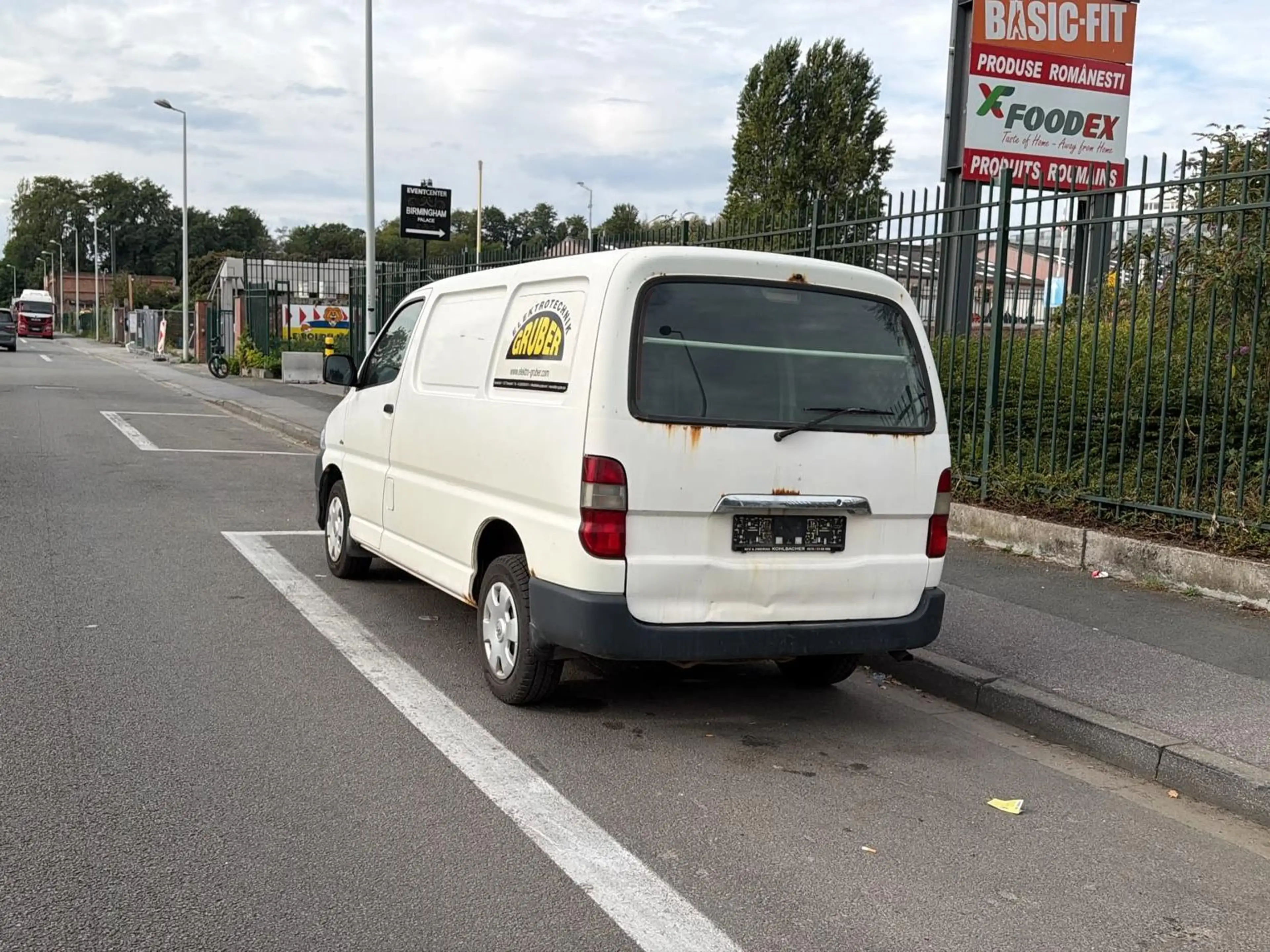 Toyota Hiace 2.5 Turbo D-4D LX — photo 3