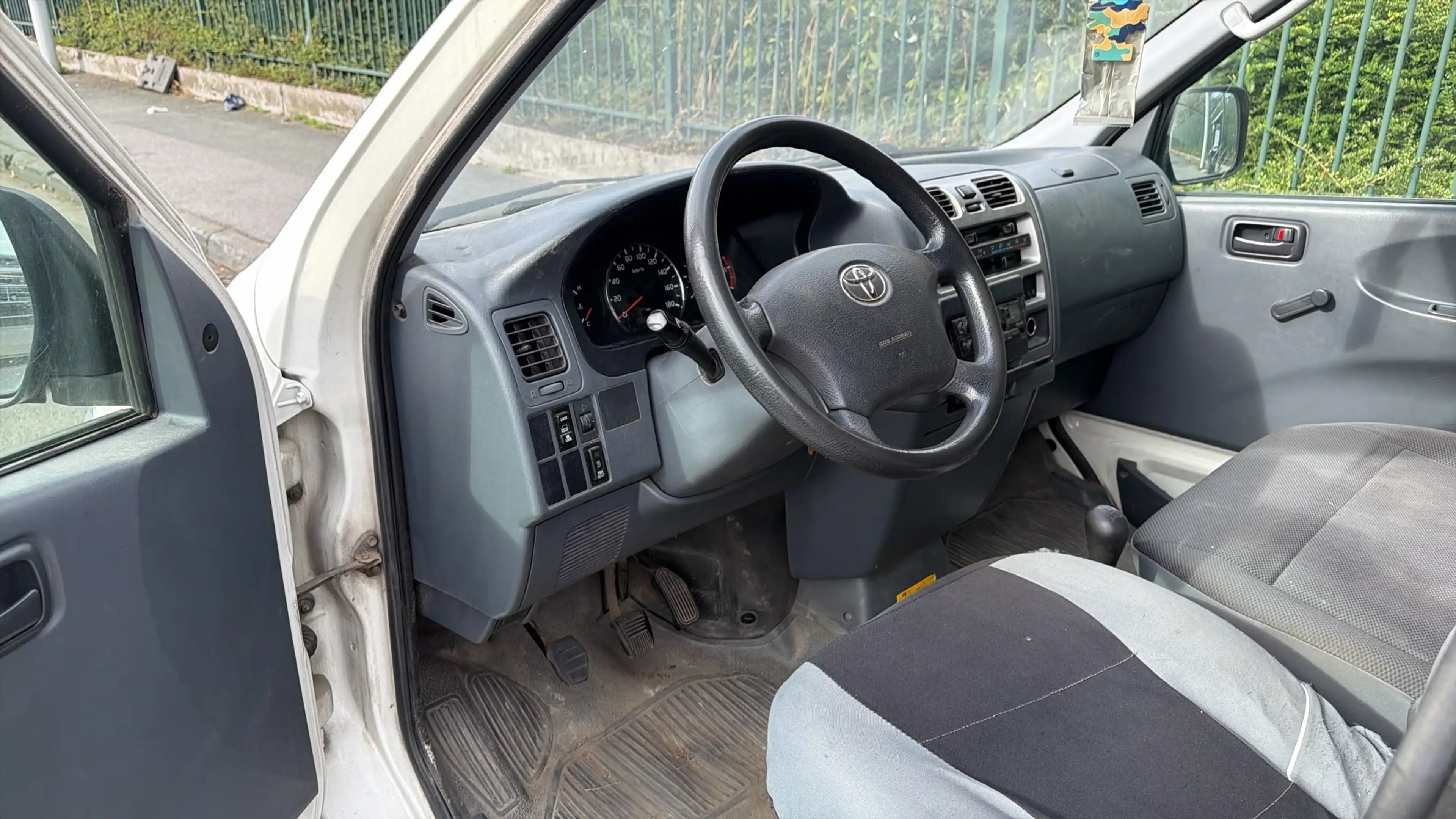 Toyota Hiace 2.5 Turbo D-4D LX — photo 9