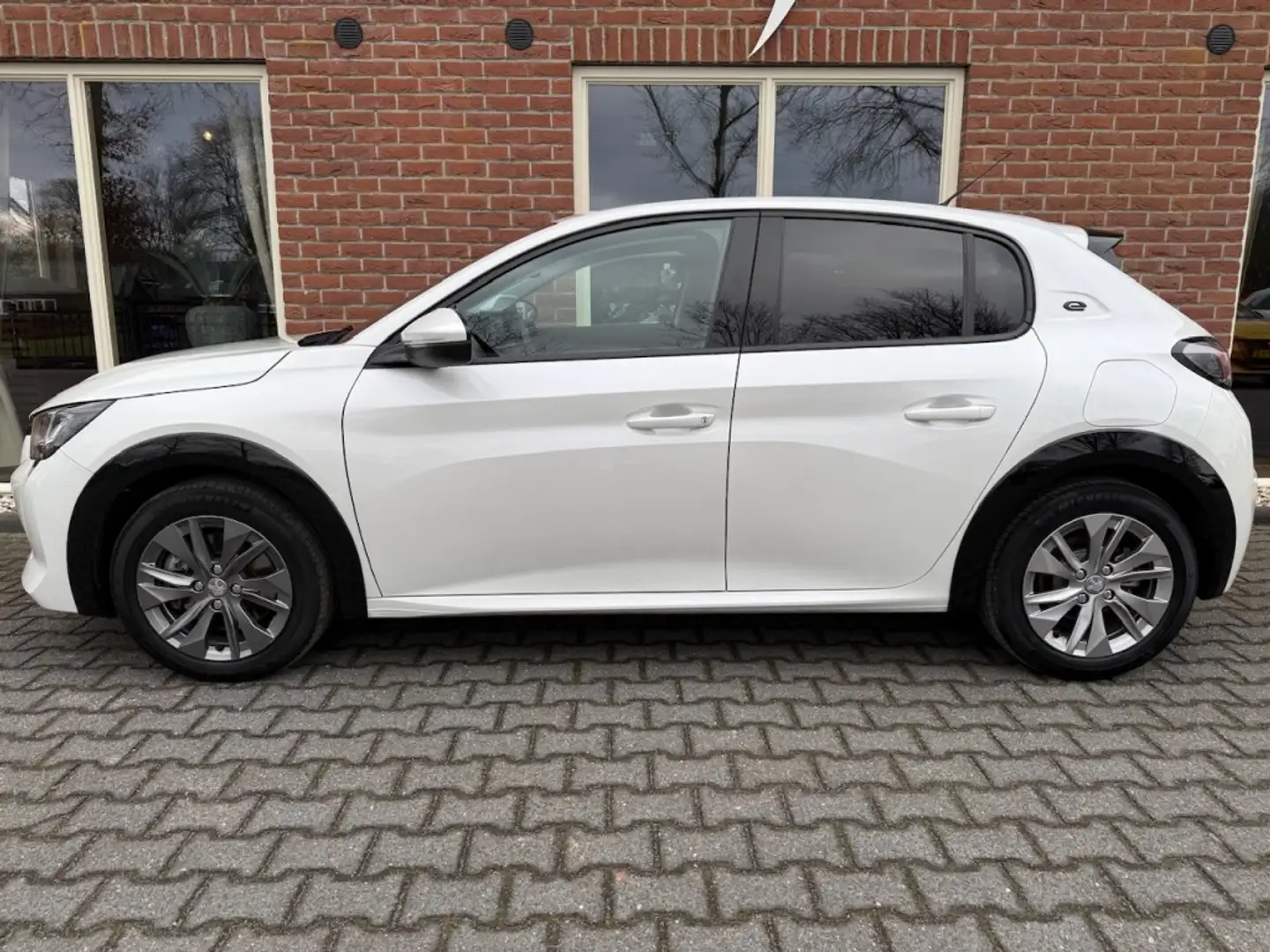 Peugeot e-208 EV Allure 50 kWh GROOT.NAVI / HALF.LEER / CAMERA / Blanc - 2