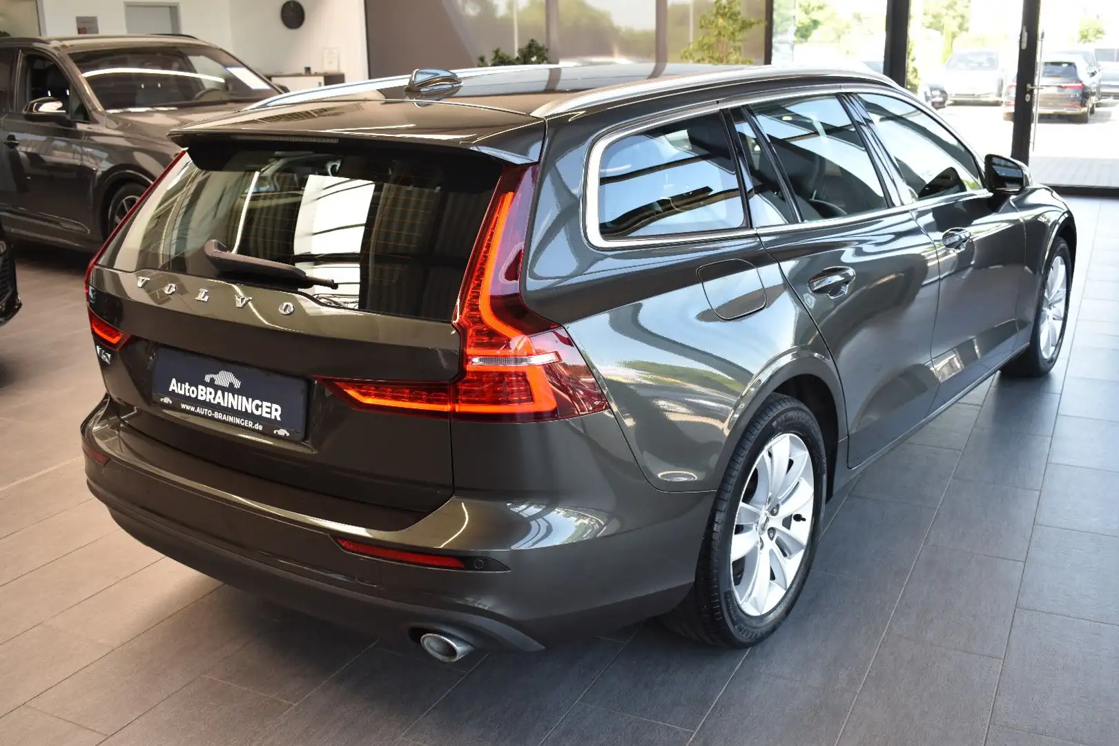 Volvo V60 D3 Autom. Momentum Pro LED~VirtualC~ACC~RFK Grau - 2