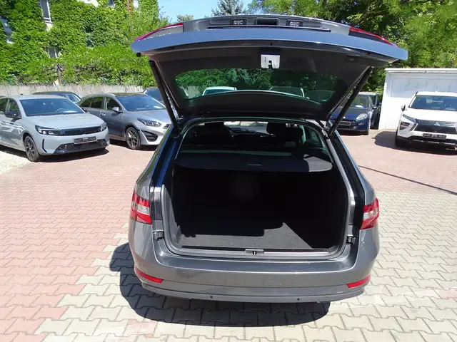 Skoda Superb view 5