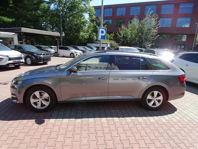 Skoda Superb view 3