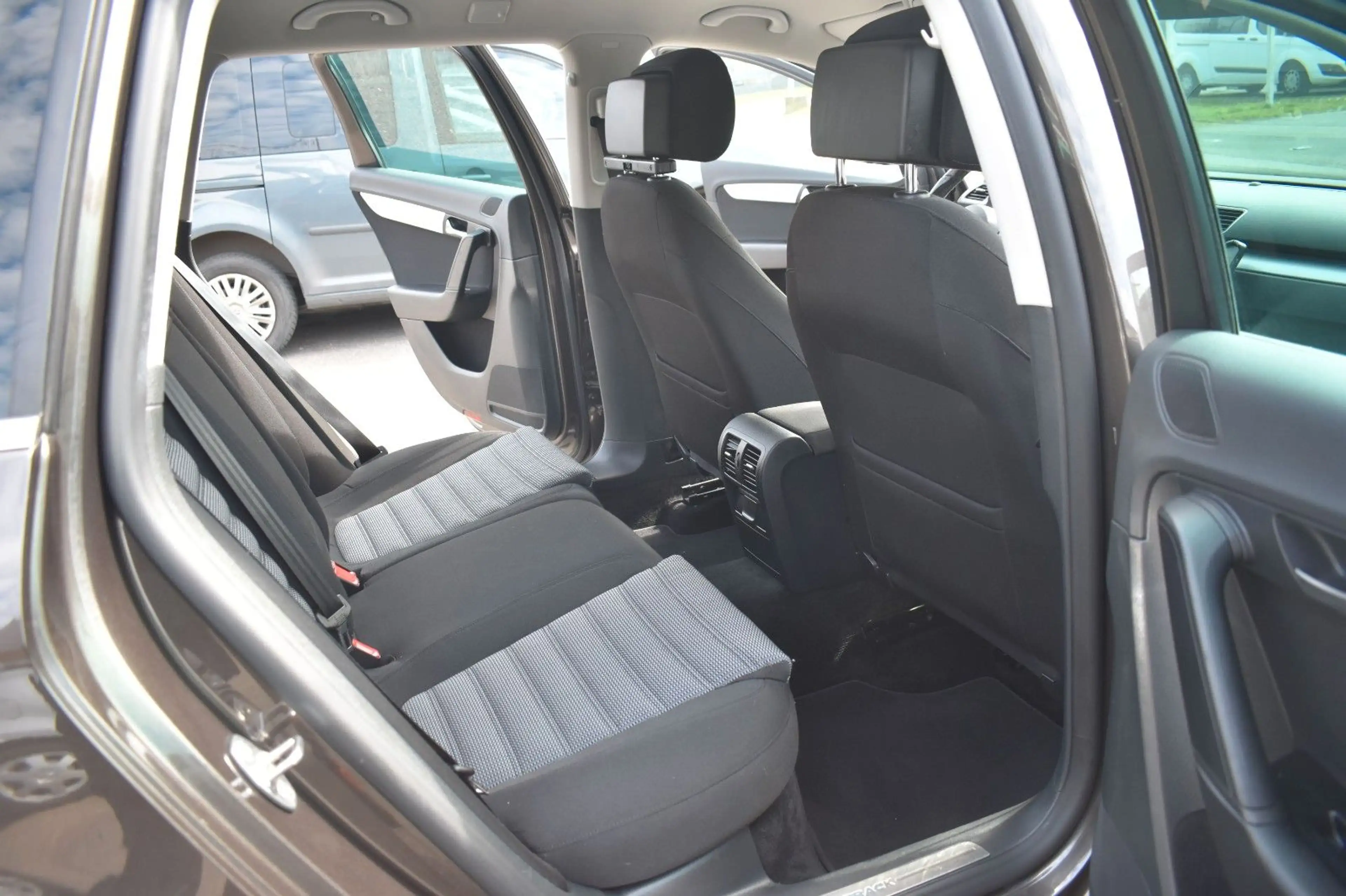 Volkswagen Passat Alltrack Variant Basis 4Motion *NAVI*AHK — photo 12