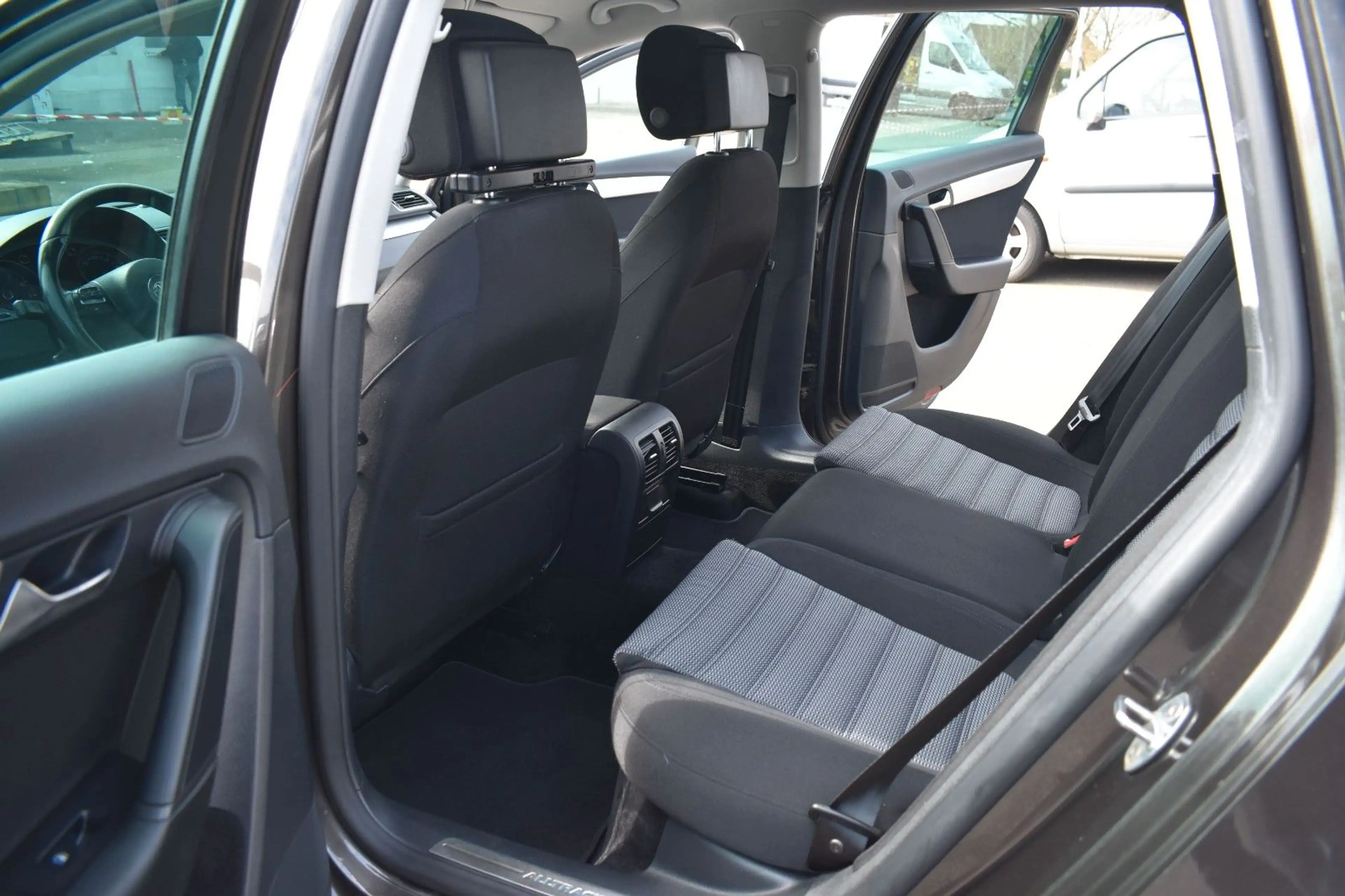Volkswagen Passat Alltrack Variant Basis 4Motion *NAVI*AHK — photo 14