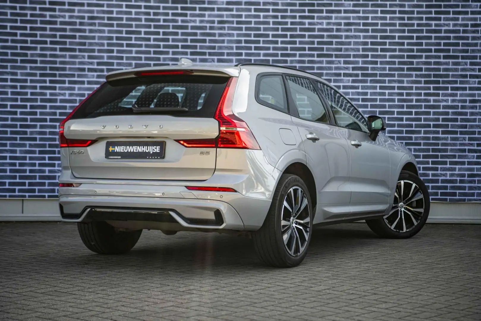 Volvo XC60 B5 Plus Dark | Trekhaak | Stoel/stuur verwarming | Grey - 2