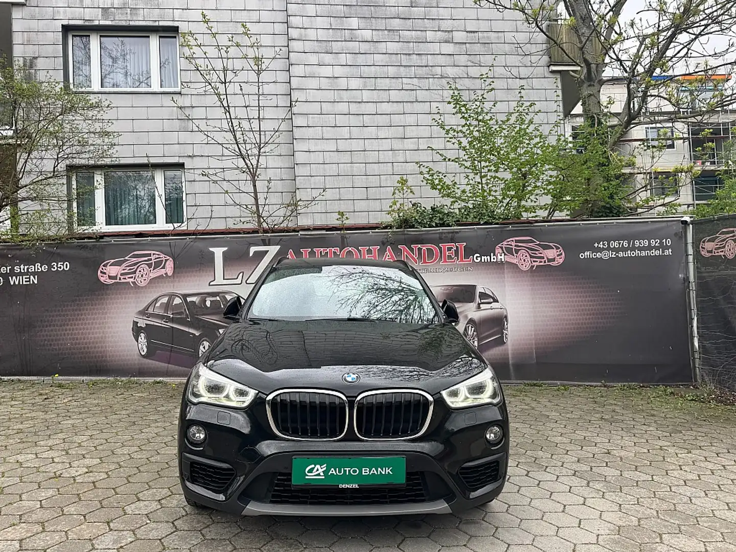 BMW X1 sDrive16d Advantage Zwart - 2