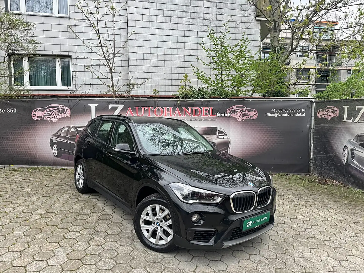BMW X1 sDrive16d Advantage Zwart - 1