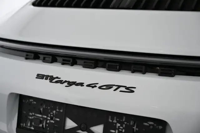 Porsche 911 view 25