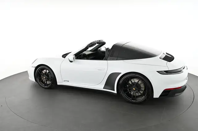 Porsche 911 view 7