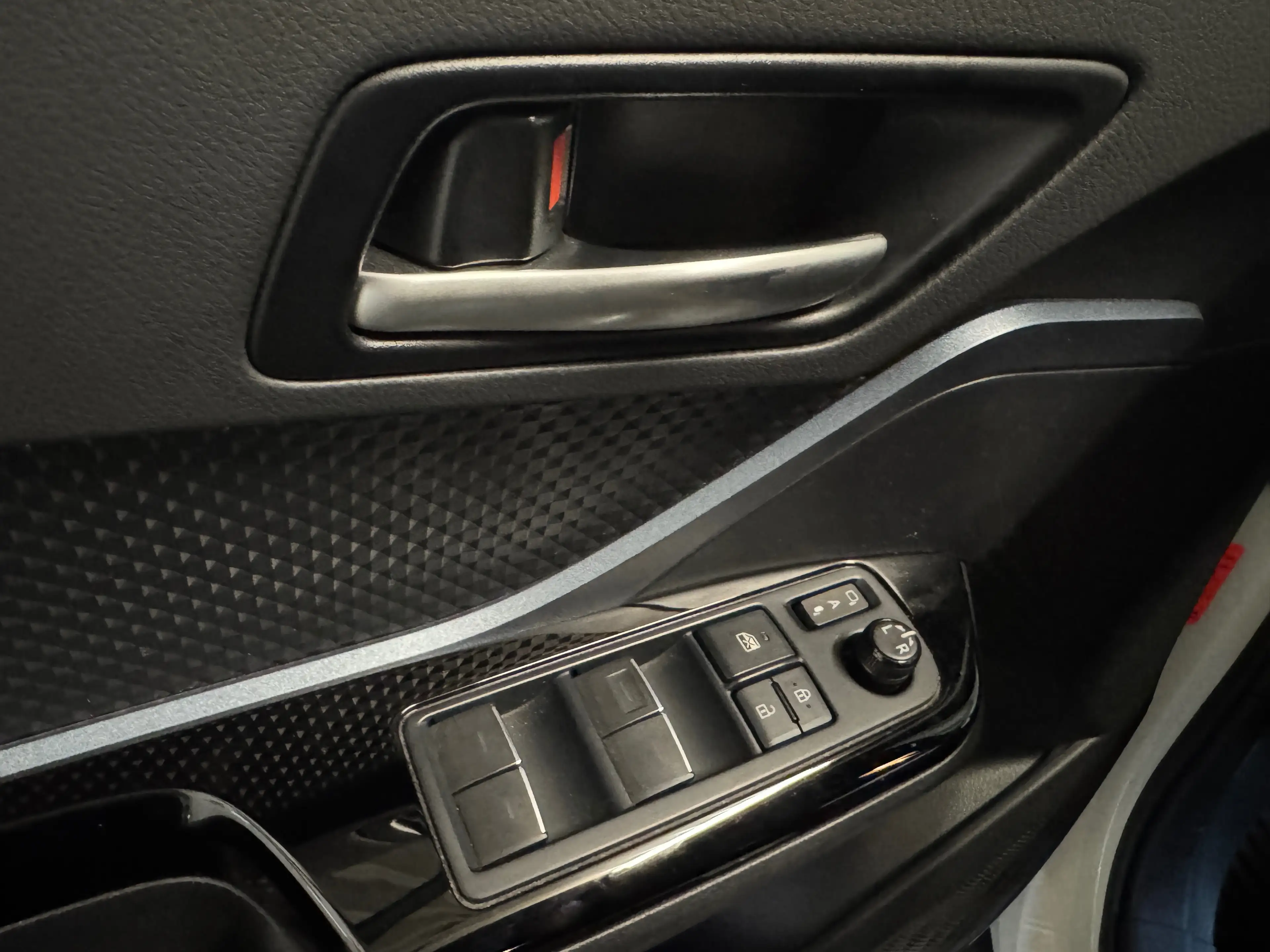 Toyota C-HR Hybrid Lounge Selection 17Tkm 1 Hd 8fach — photo 14