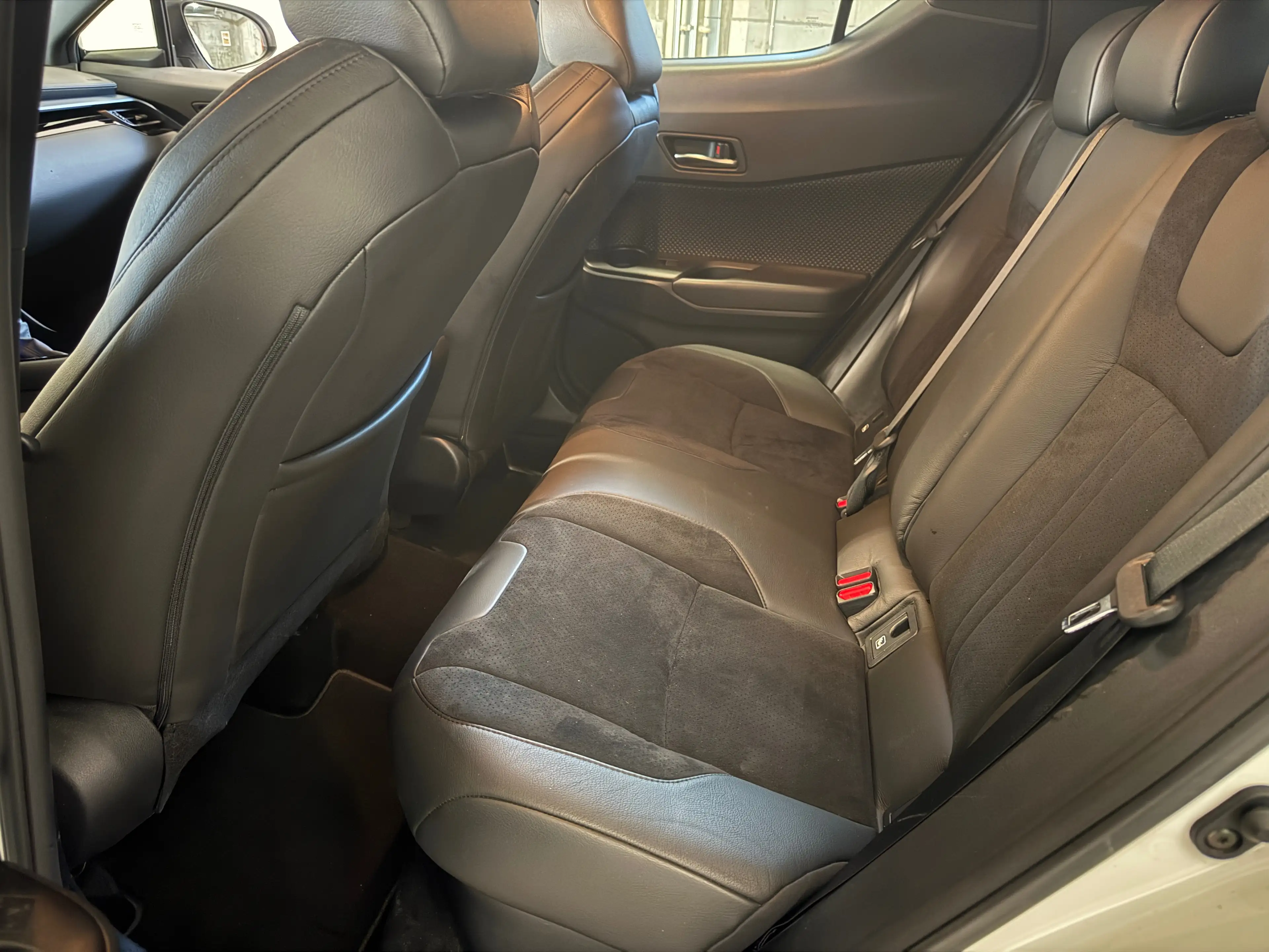 Toyota C-HR Hybrid Lounge Selection 17Tkm 1 Hd 8fach — photo 10