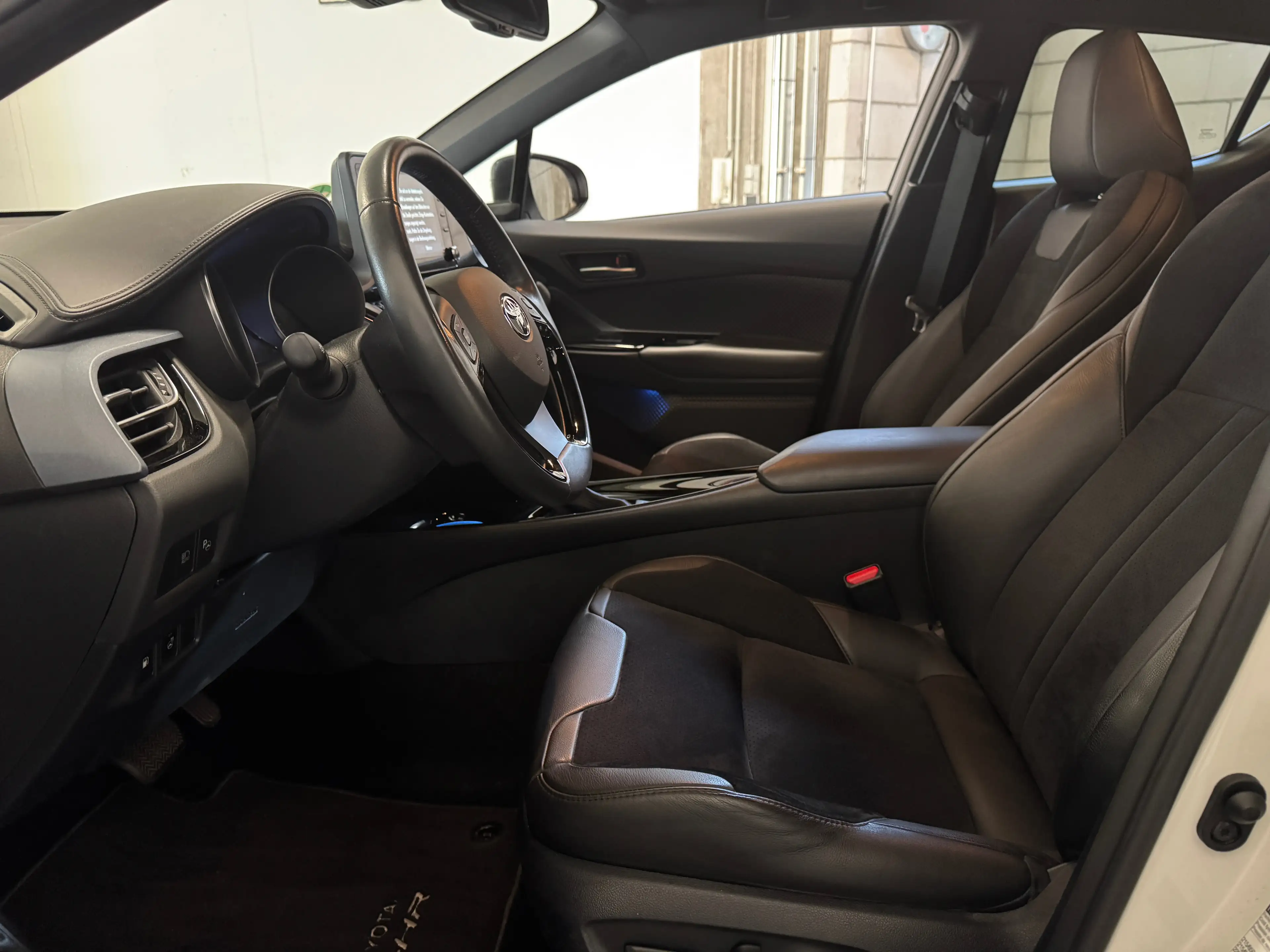 Toyota C-HR Hybrid Lounge Selection 17Tkm 1 Hd 8fach — photo 9