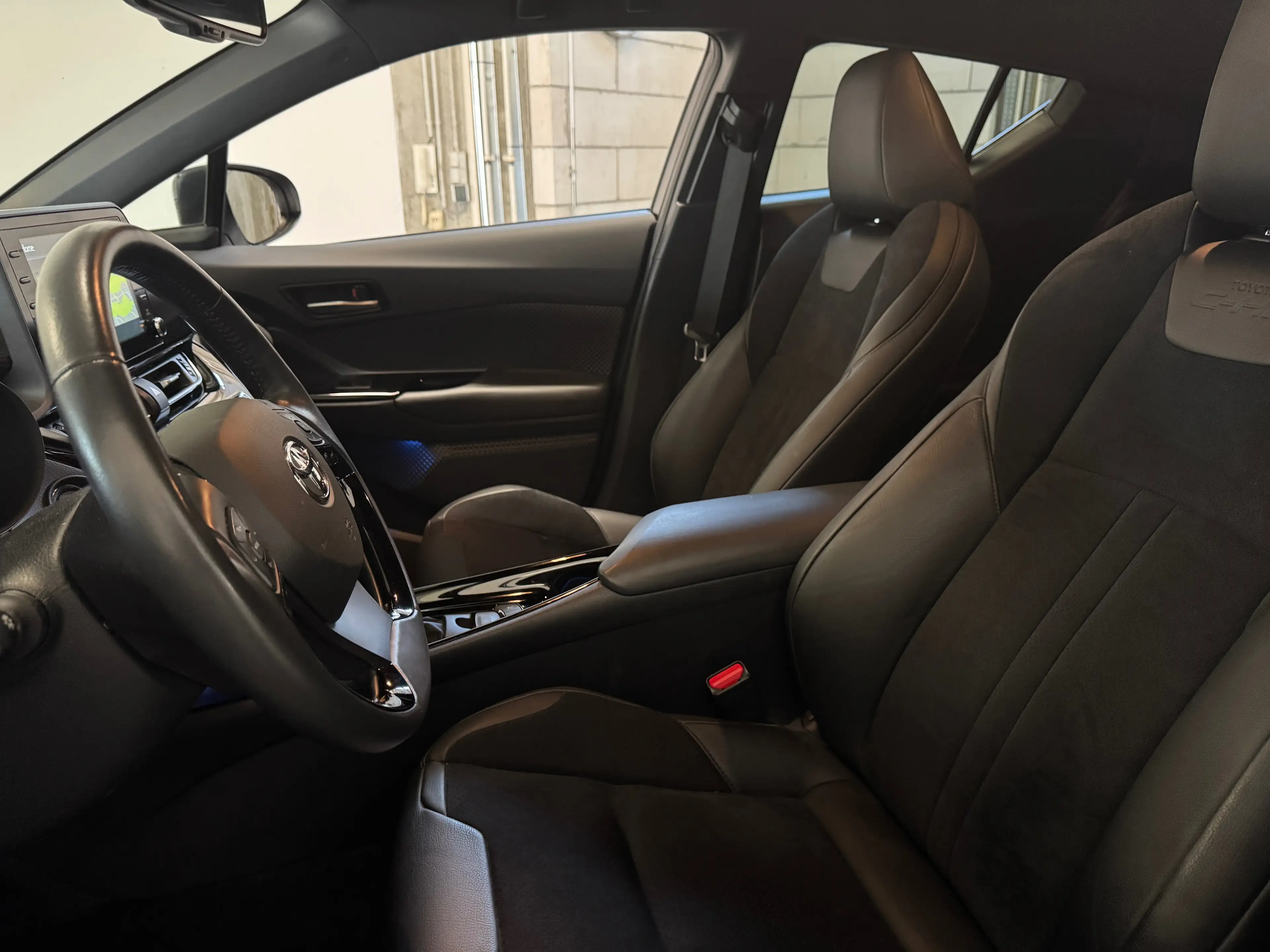 Toyota C-HR Hybrid Lounge Selection 17Tkm 1 Hd 8fach — photo 15