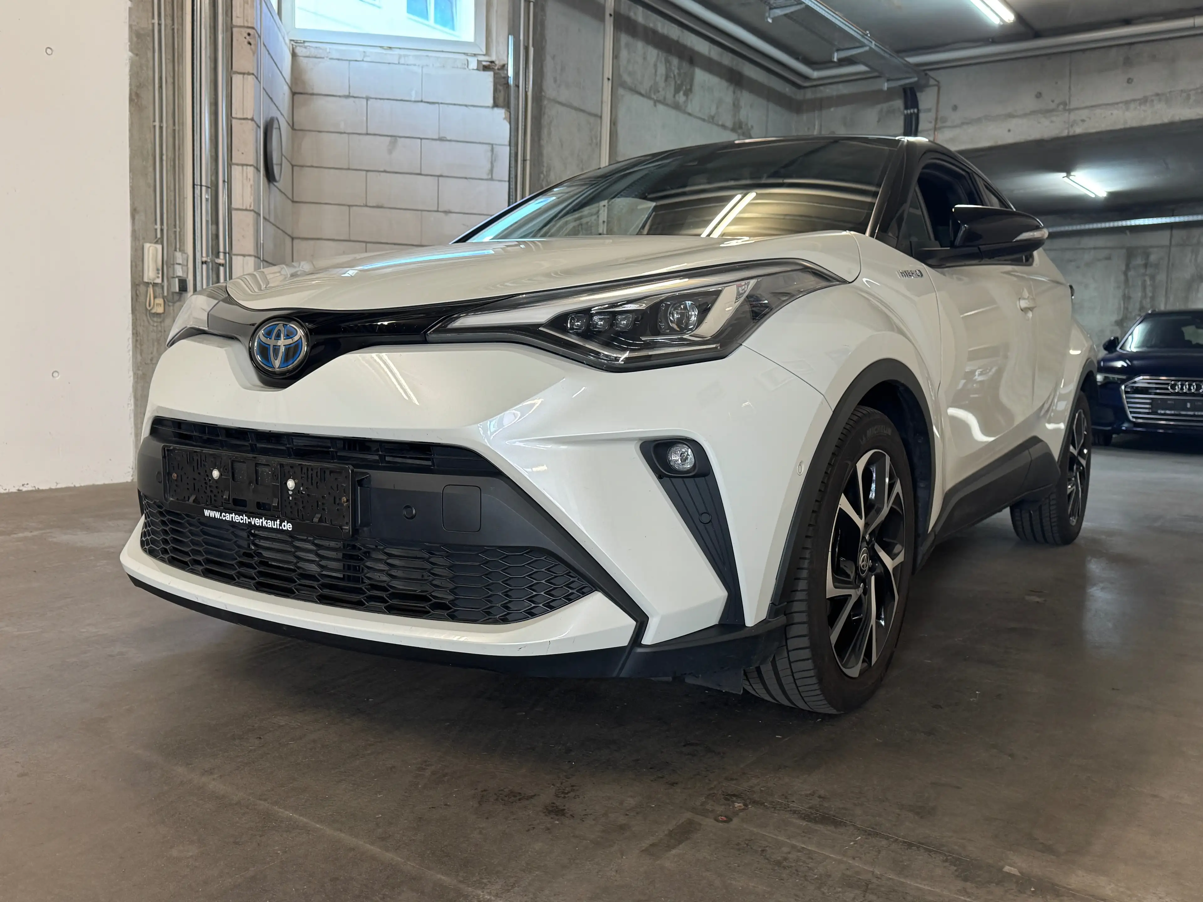 Toyota C-HR Hybrid Lounge Selection 17Tkm 1 Hd 8fach — photo 2