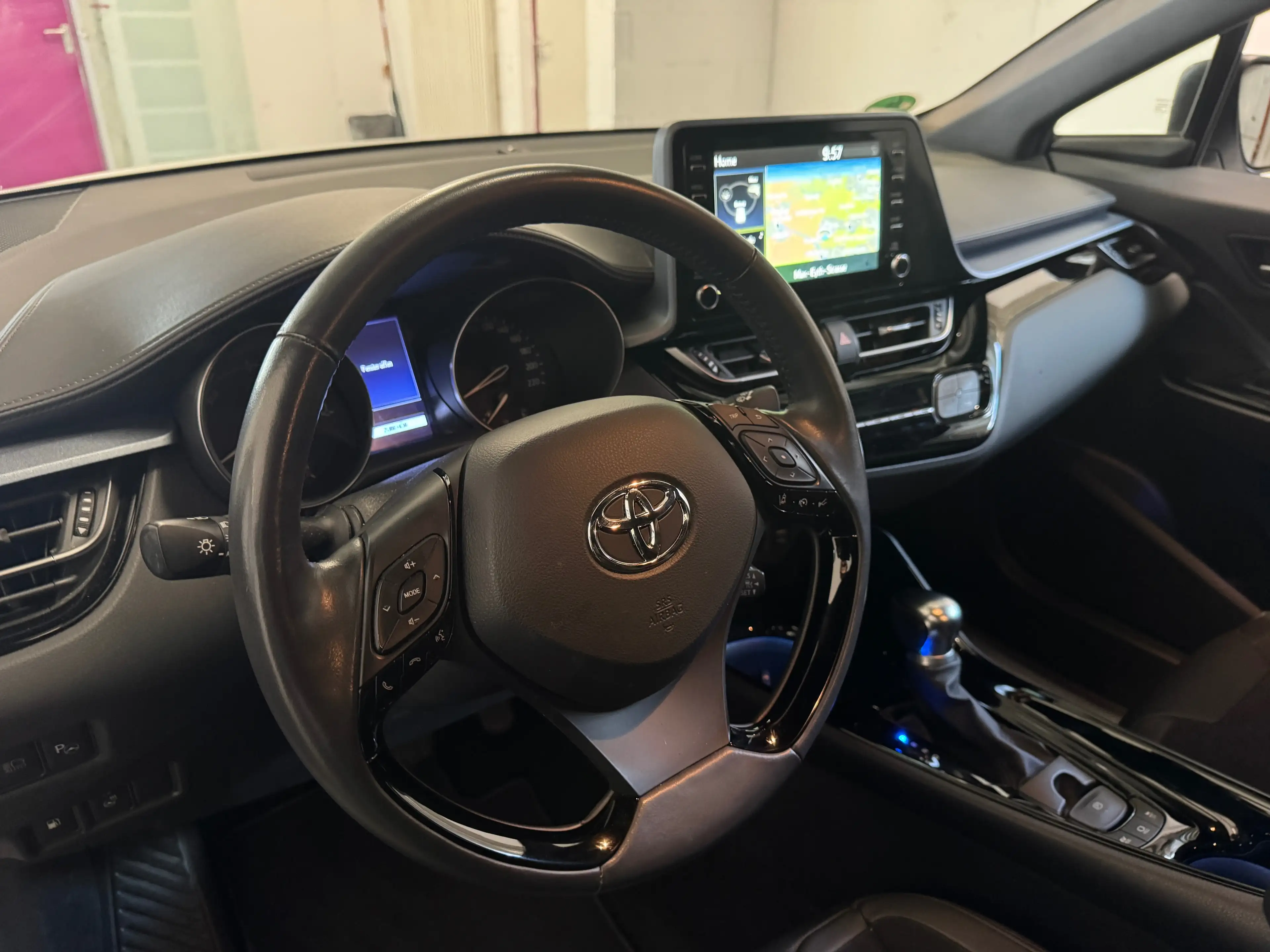 Toyota C-HR Hybrid Lounge Selection 17Tkm 1 Hd 8fach — photo 13