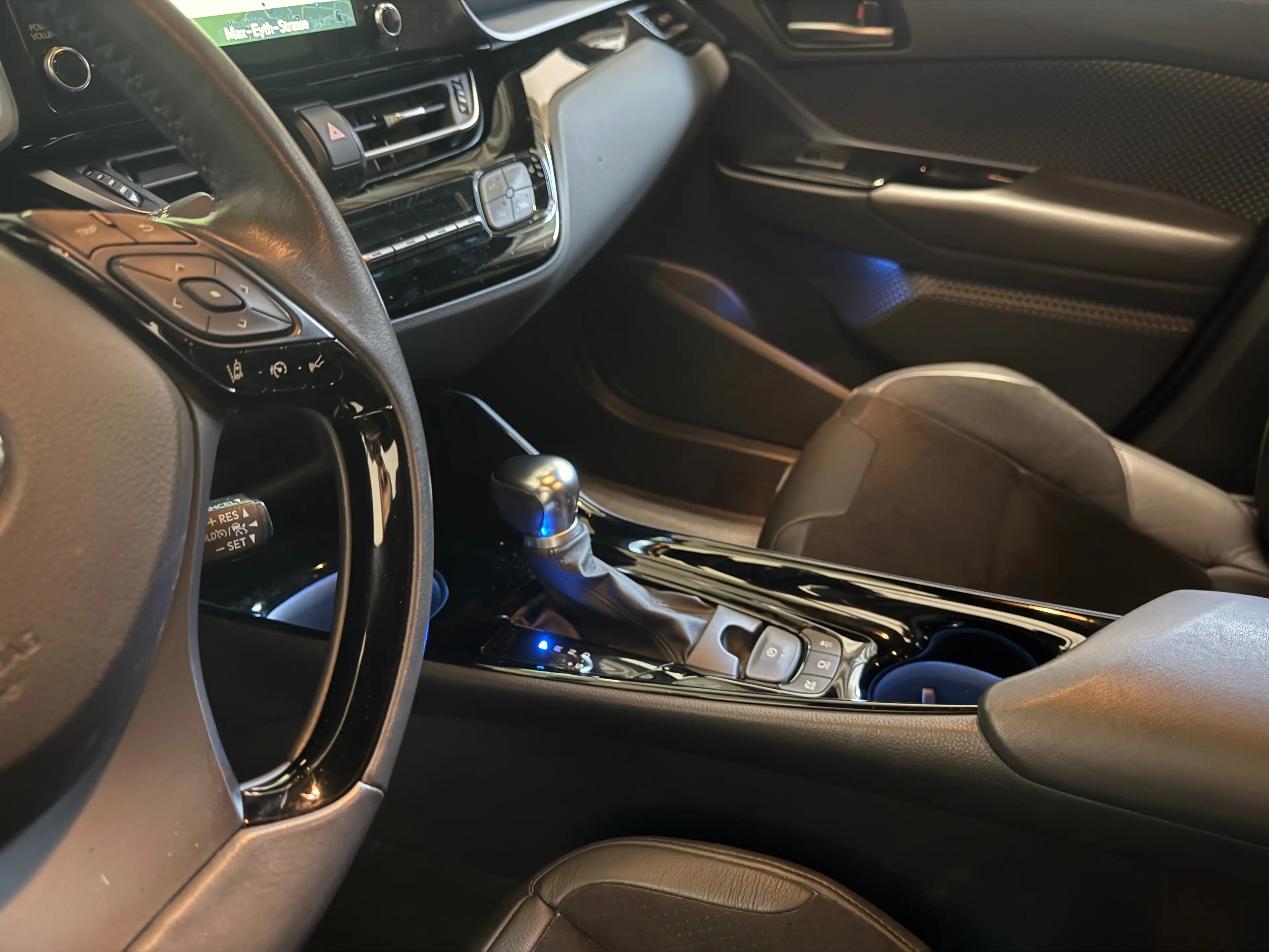 Toyota C-HR Hybrid Lounge Selection 17Tkm 1 Hd 8fach — photo 12
