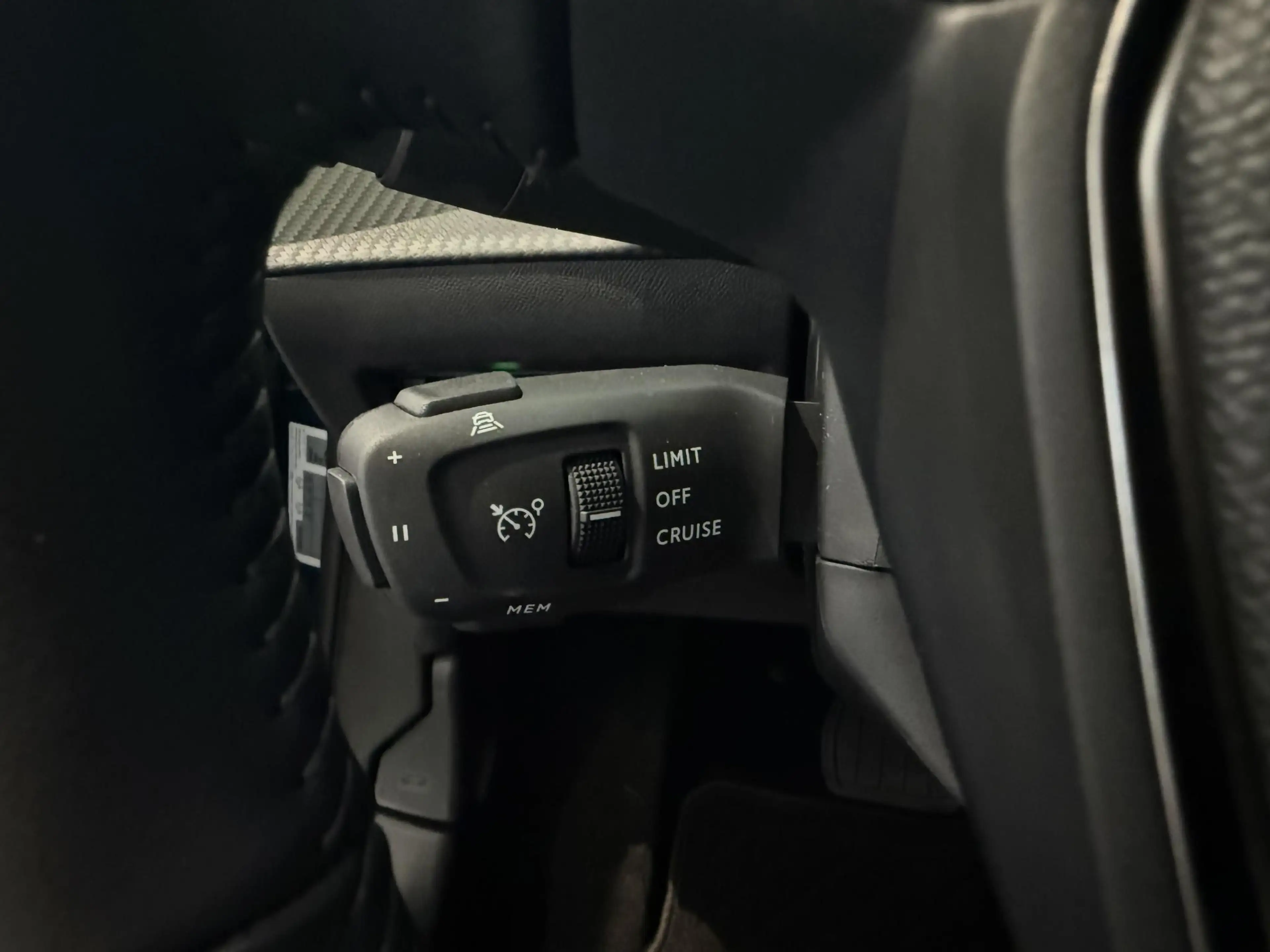 Peugeot e-2008 EV Allure 54 kWh — photo 15