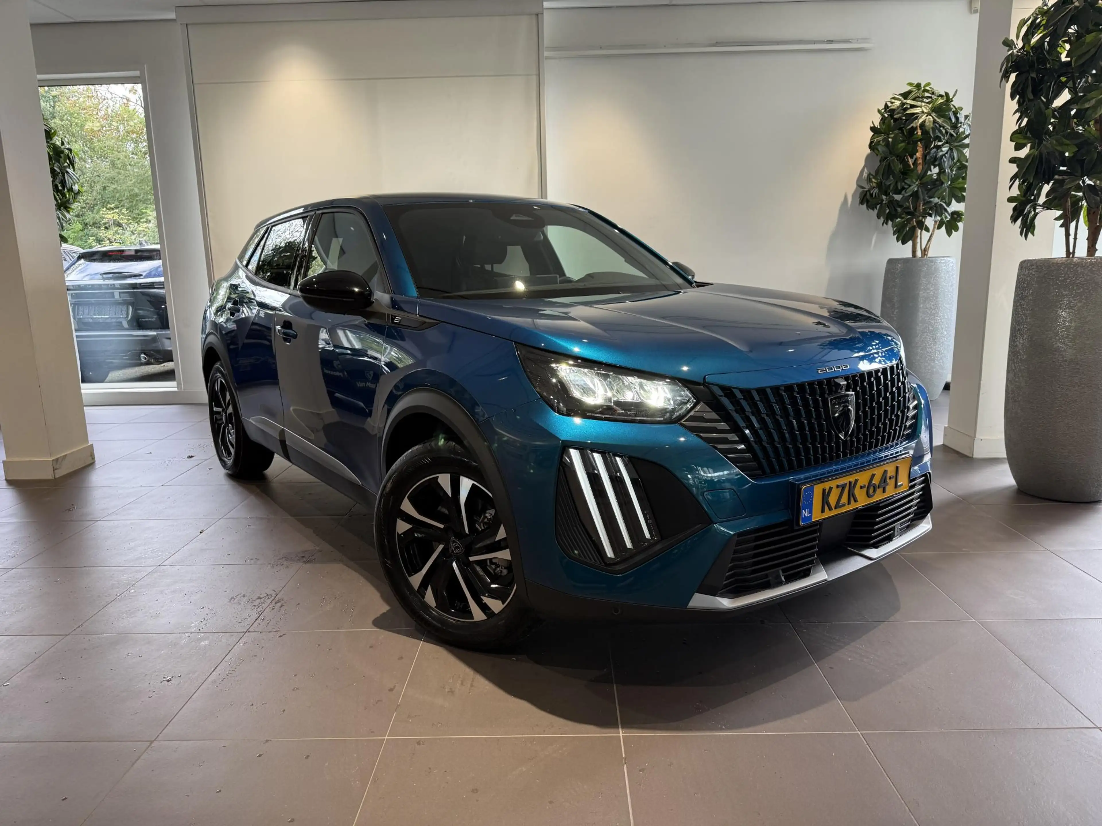 Peugeot e-2008 EV Allure 54 kWh — photo 3