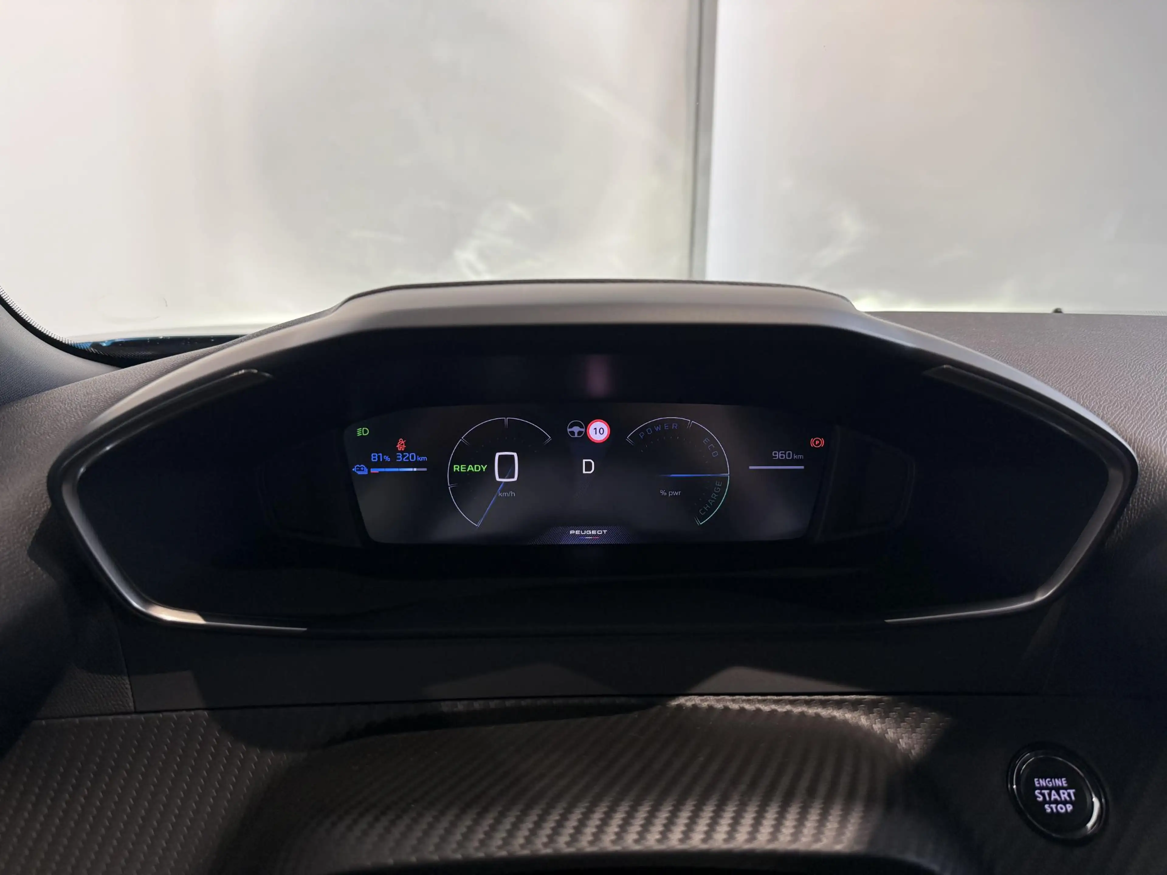 Peugeot e-2008 EV Allure 54 kWh — photo 14