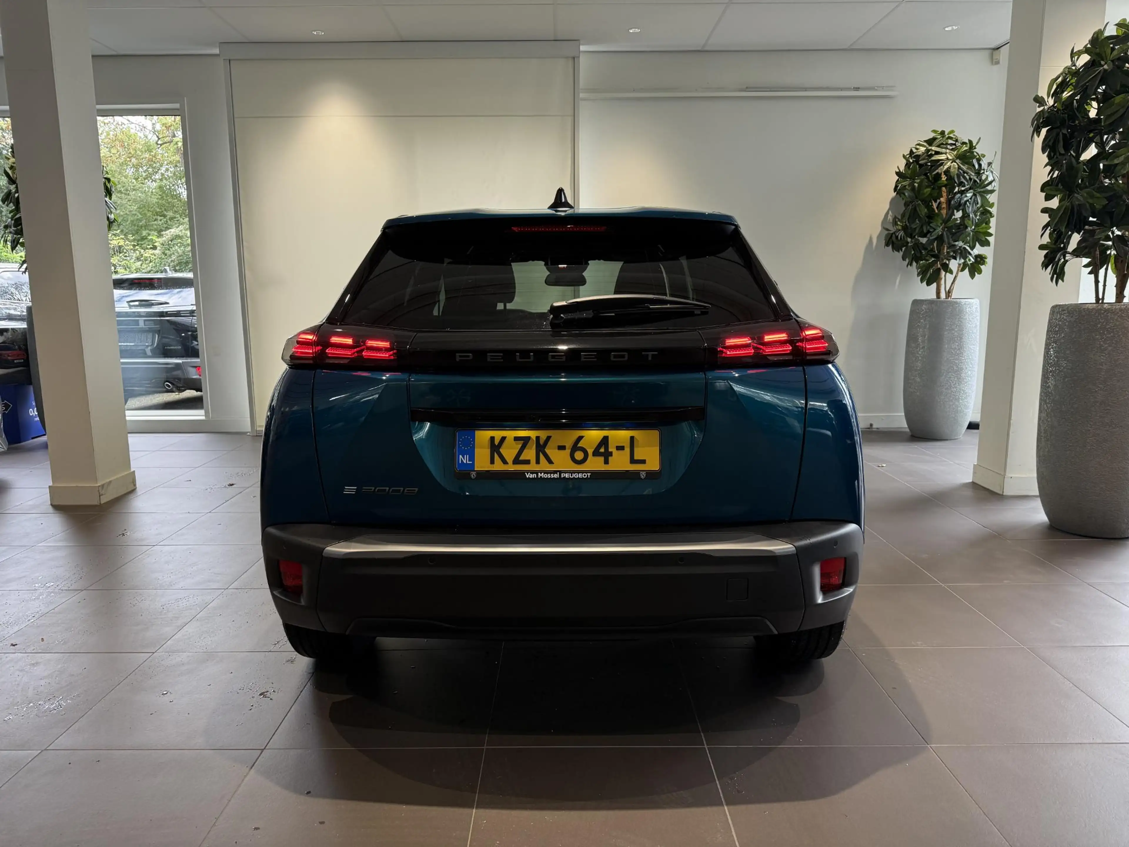 Peugeot e-2008 EV Allure 54 kWh — photo 8