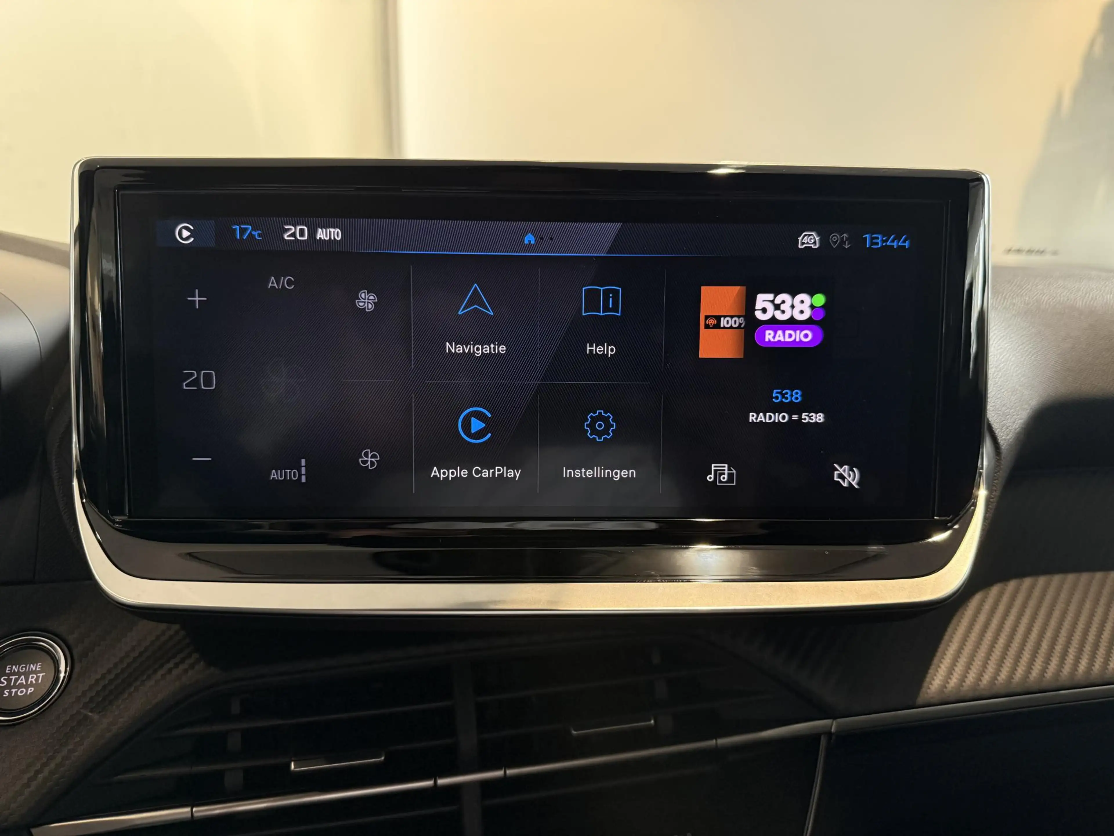 Peugeot e-2008 EV Allure 54 kWh — photo 11