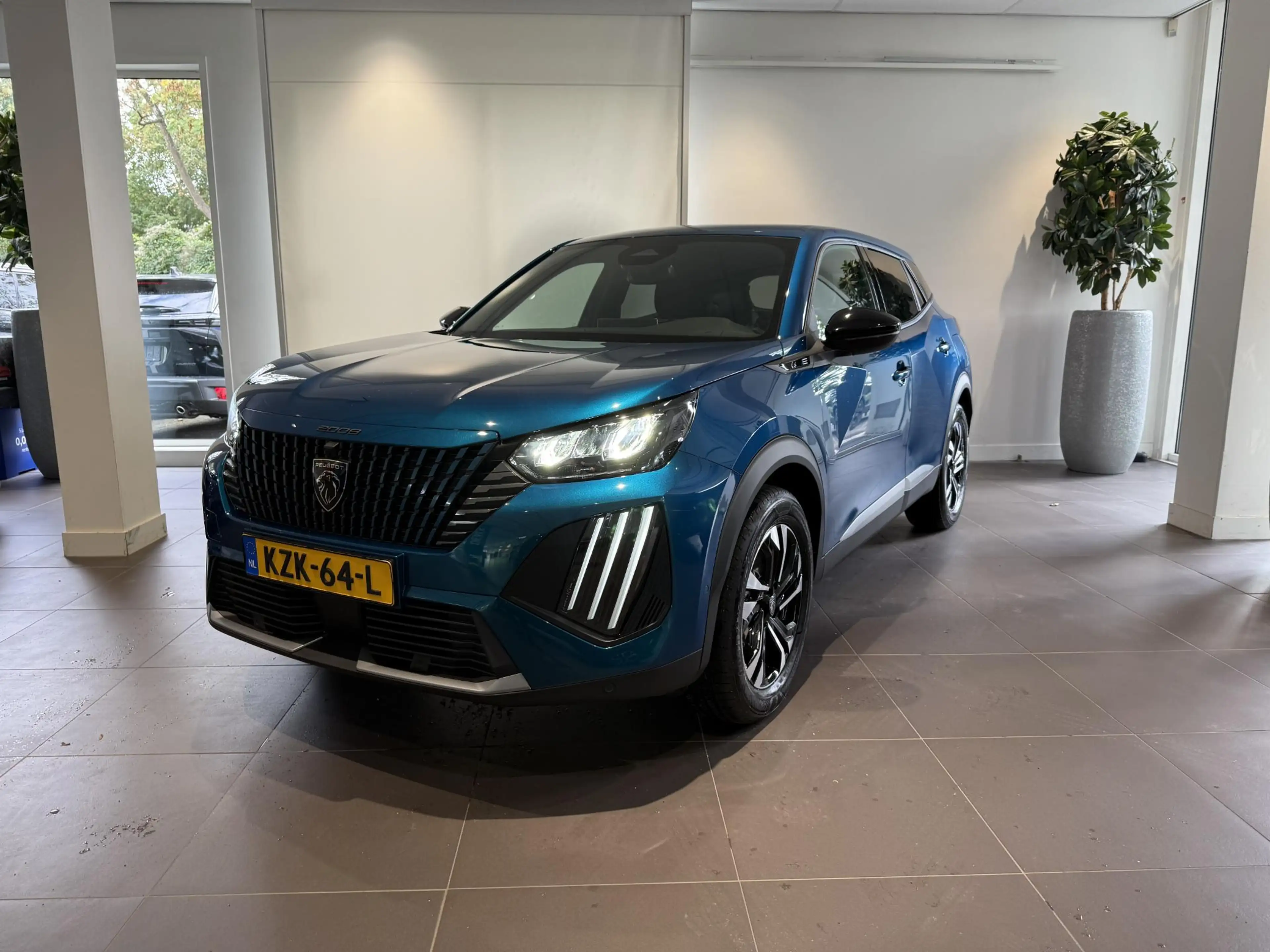 Peugeot e-2008 EV Allure 54 kWh — photo 5