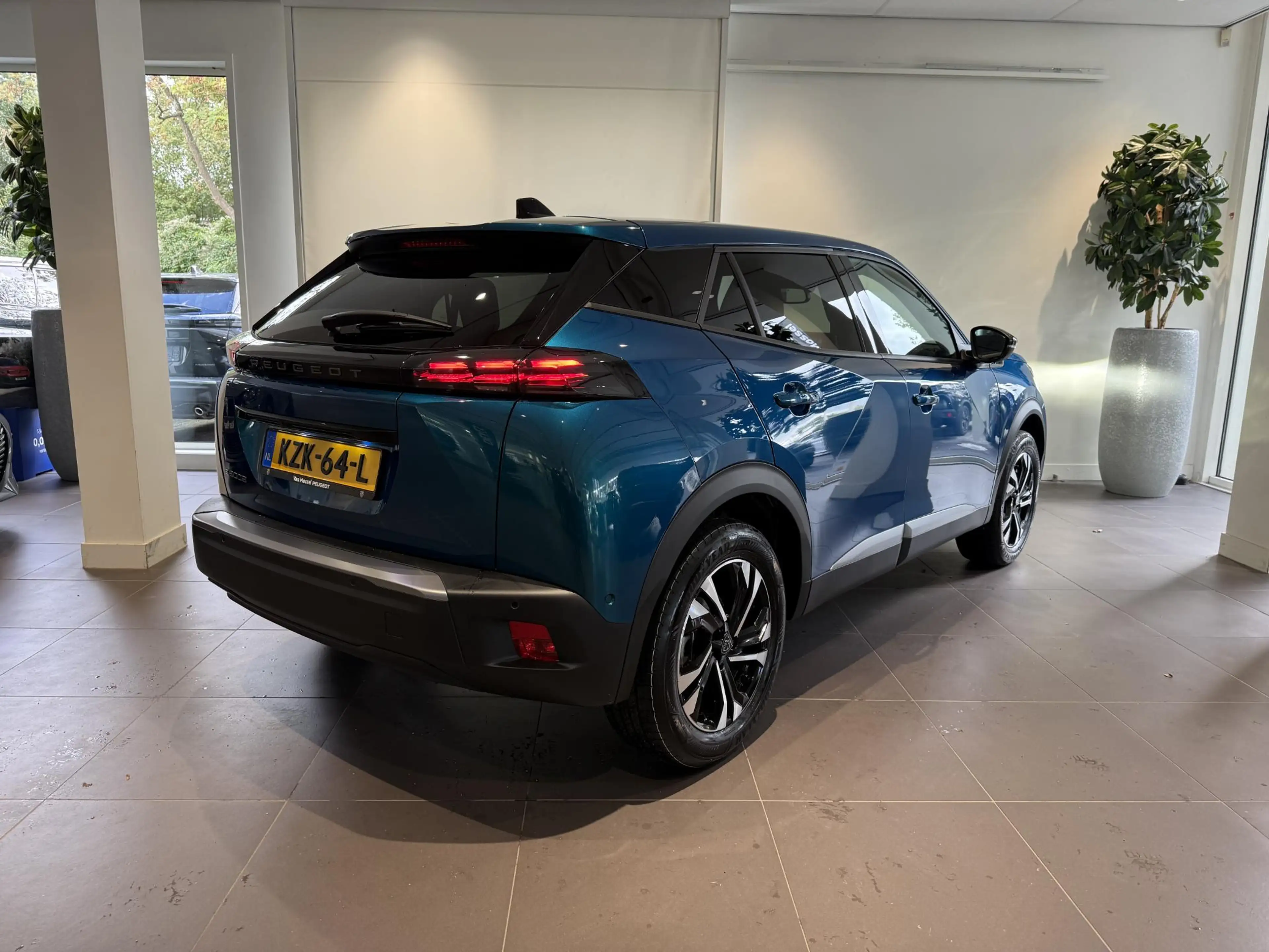 Peugeot e-2008 EV Allure 54 kWh — photo 7