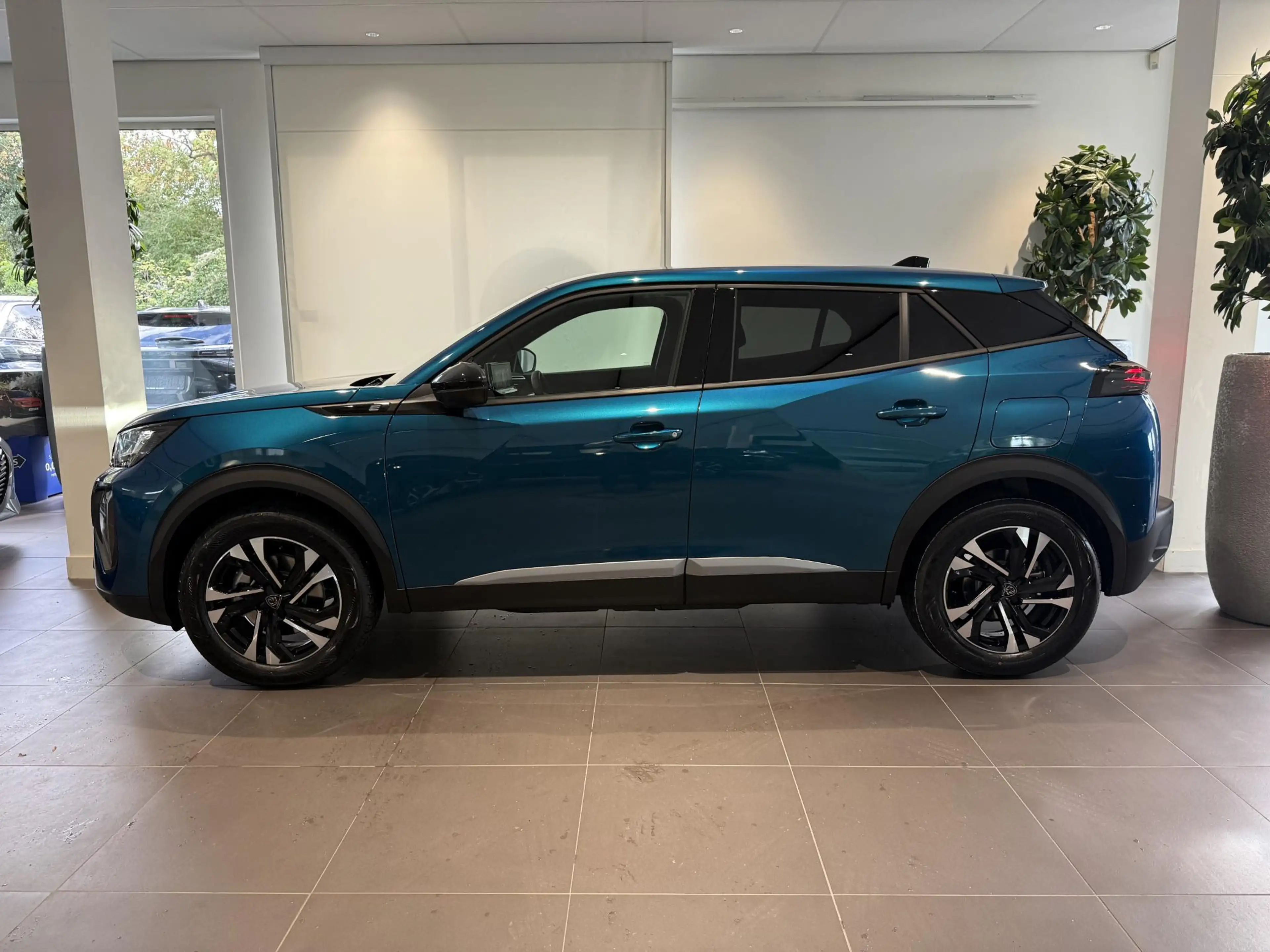 Peugeot e-2008 EV Allure 54 kWh — photo 6