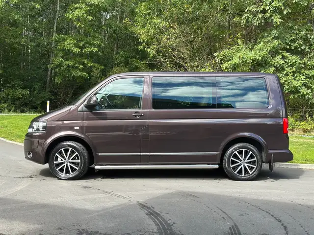 Volkswagen Caravelle view 4
