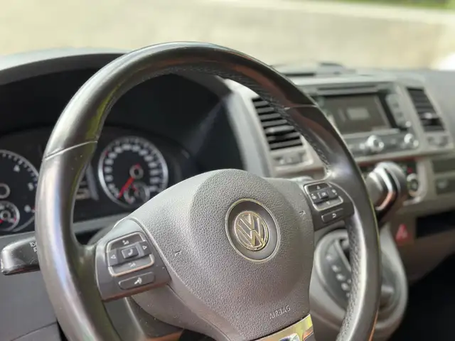 Volkswagen Caravelle view 11