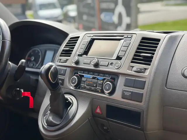 Volkswagen Caravelle view 13